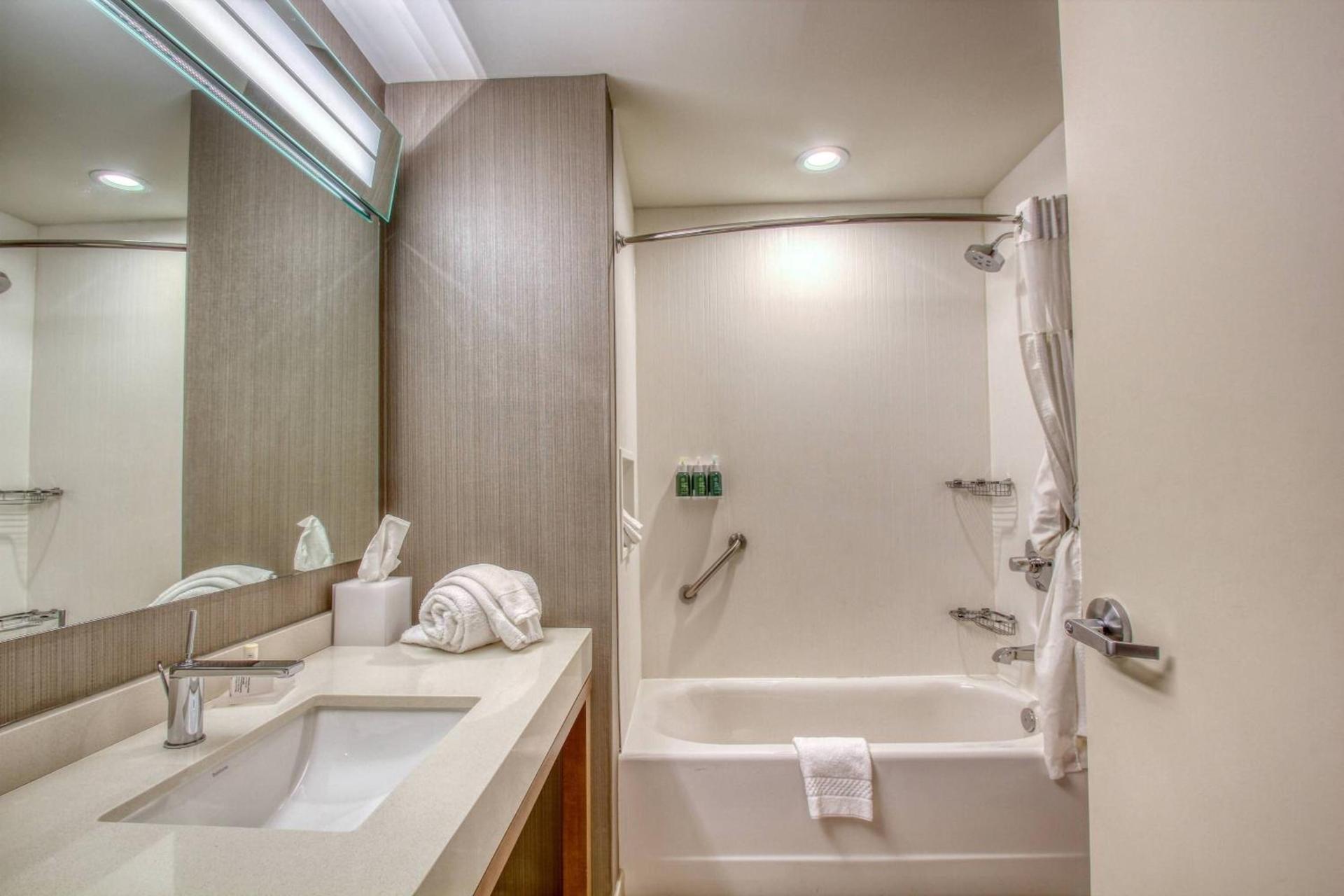 Courtyard by Marriott Fargo photo 42
