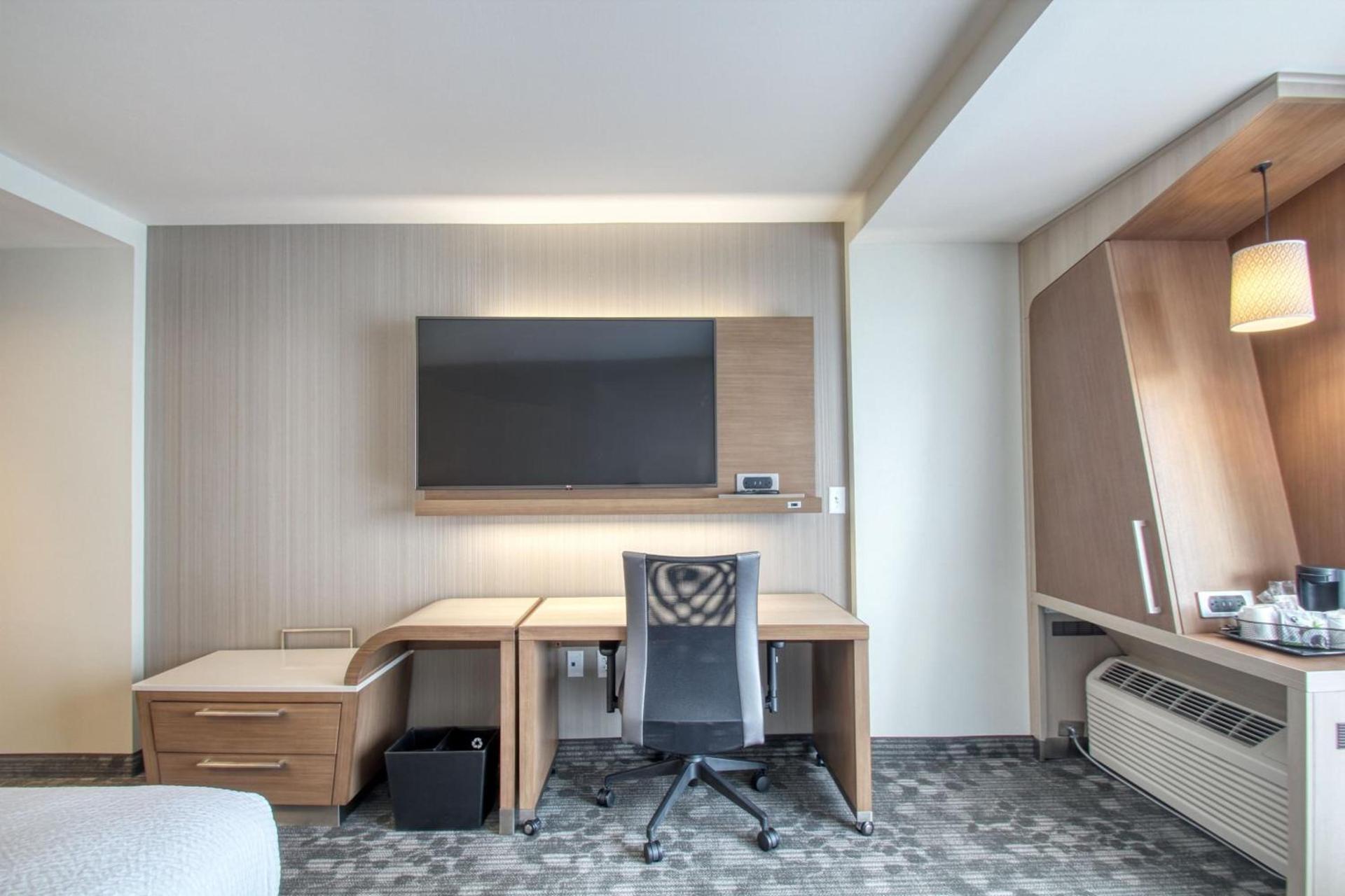 Courtyard by Marriott Fargo photo 48