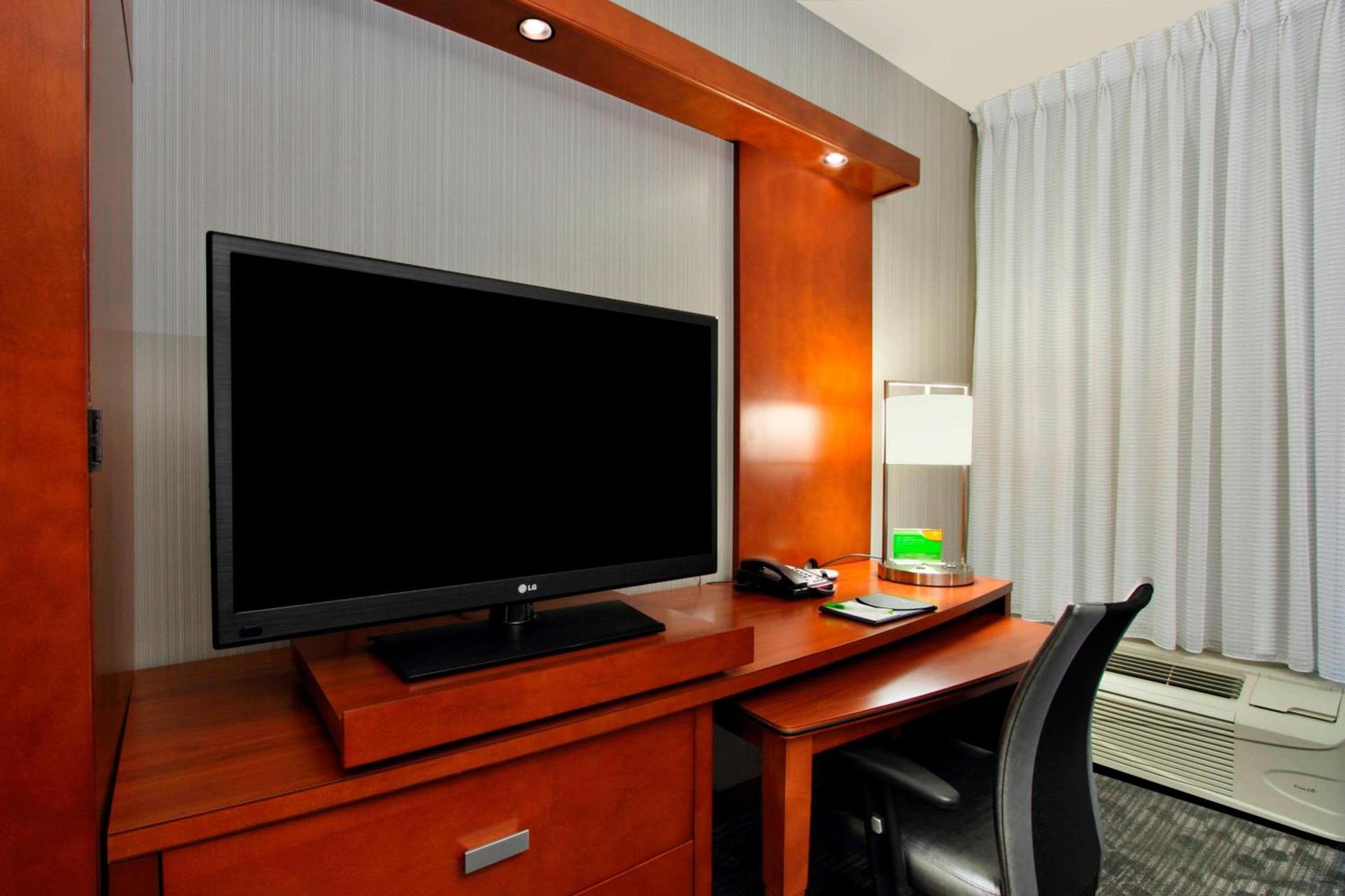 Courtyard by Marriott Victoria photo 8