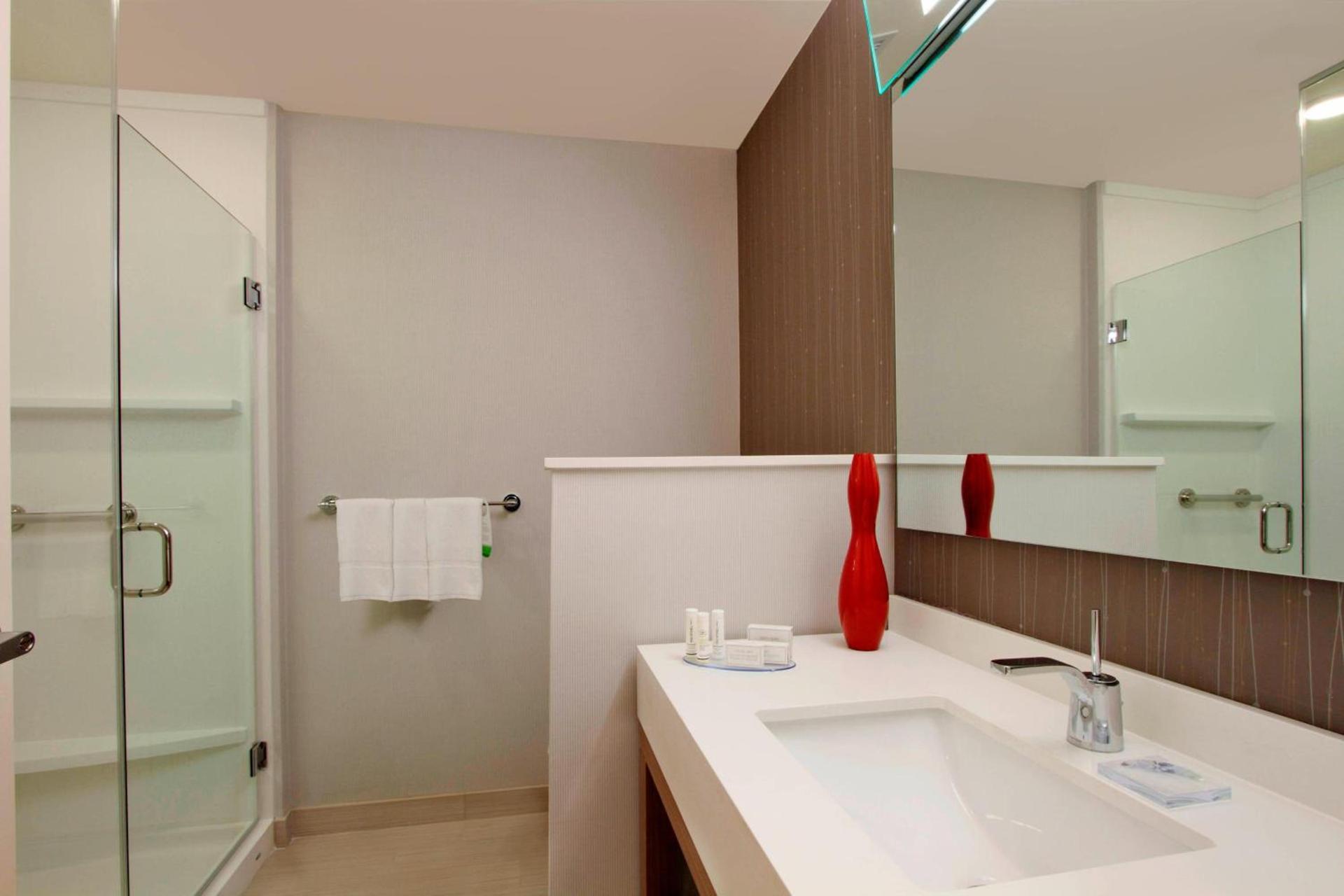 Courtyard by Marriott Victoria photo 9