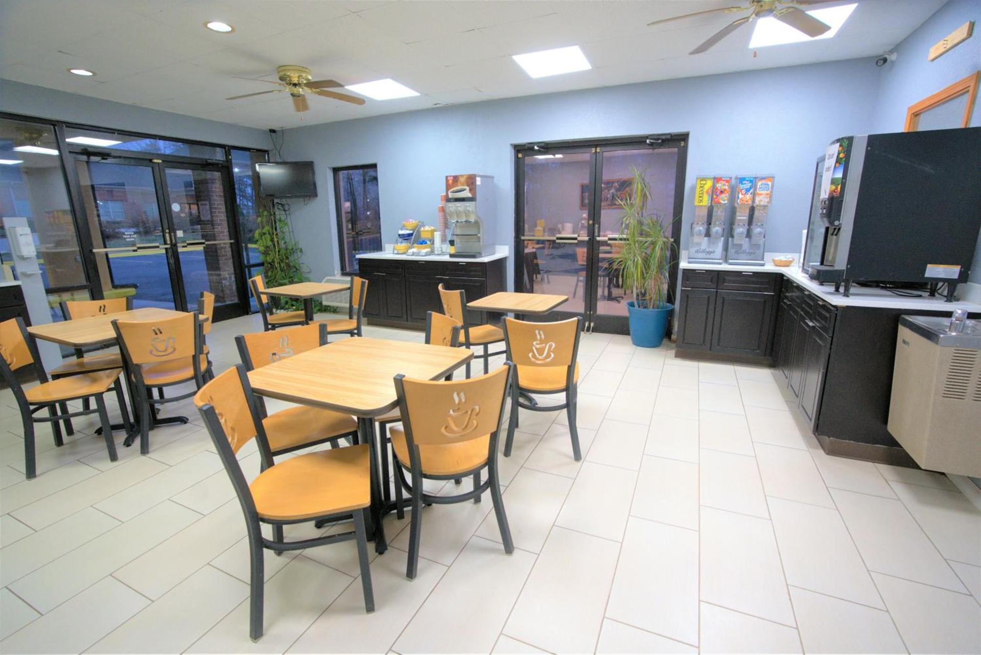 Columbus Inn and Suites photo 12