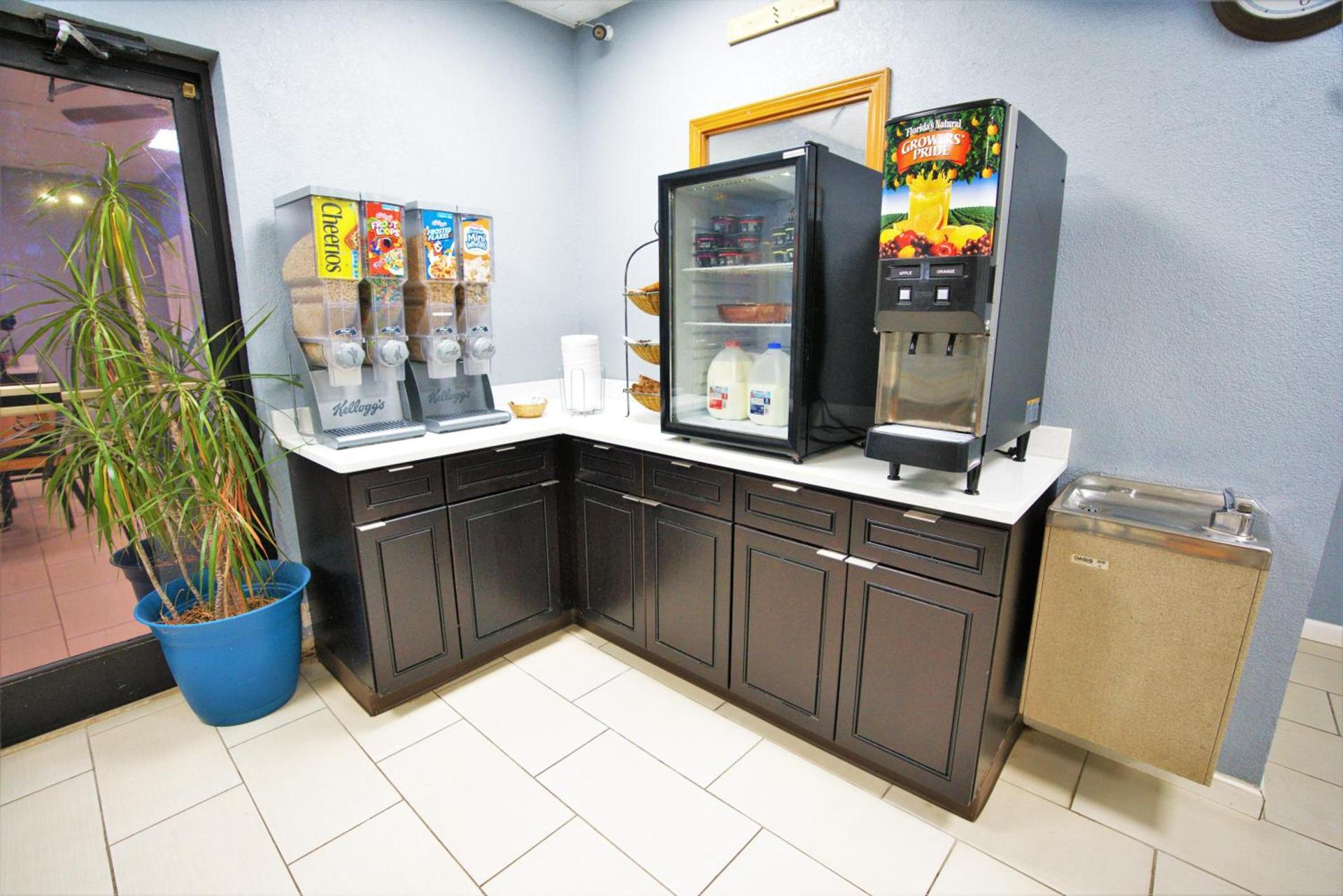 Columbus Inn and Suites photo 16