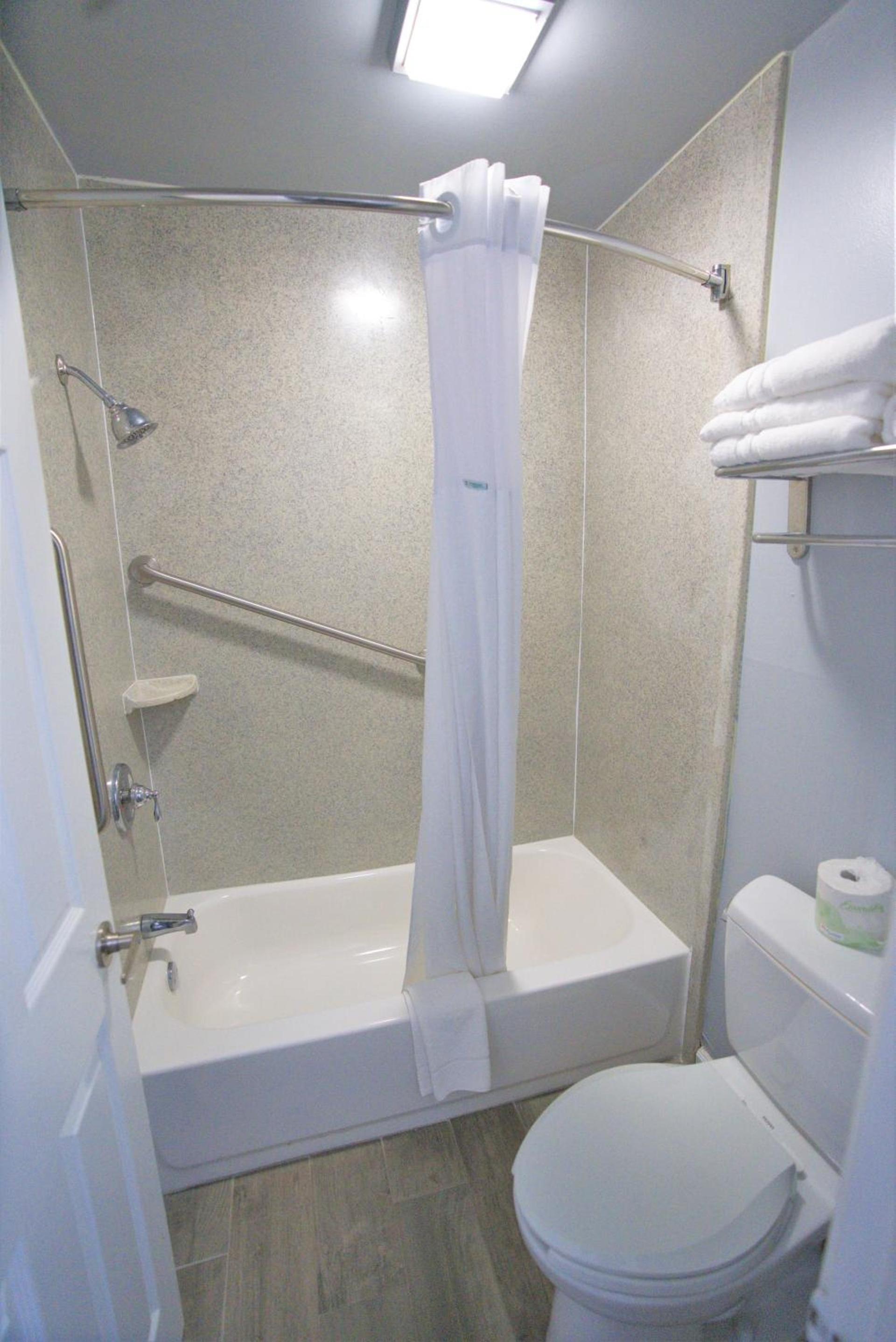 Columbus Inn and Suites photo 20