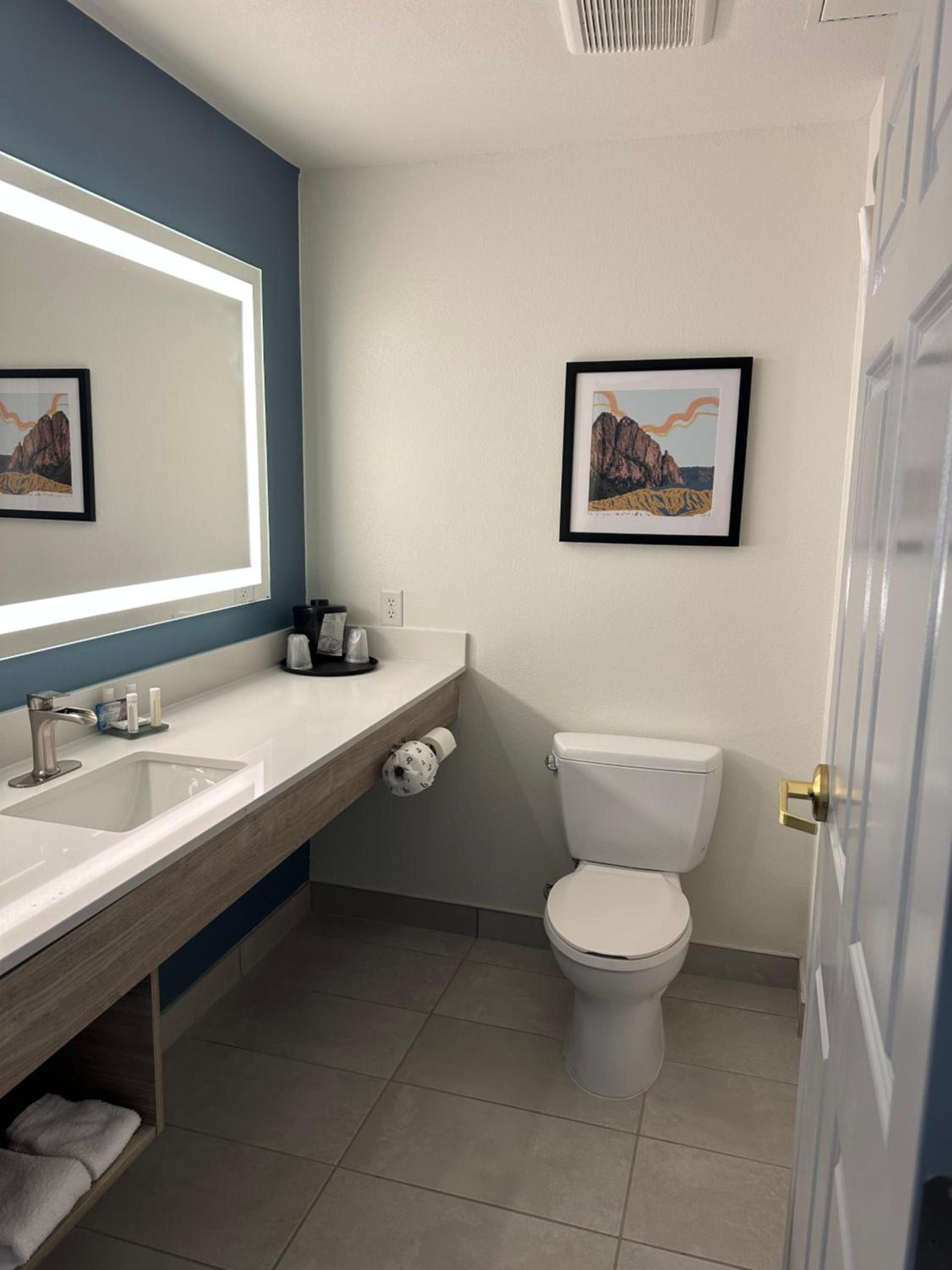 La Quinta Inn & Suites by Wyndham Albuquerque Midtown photo 19
