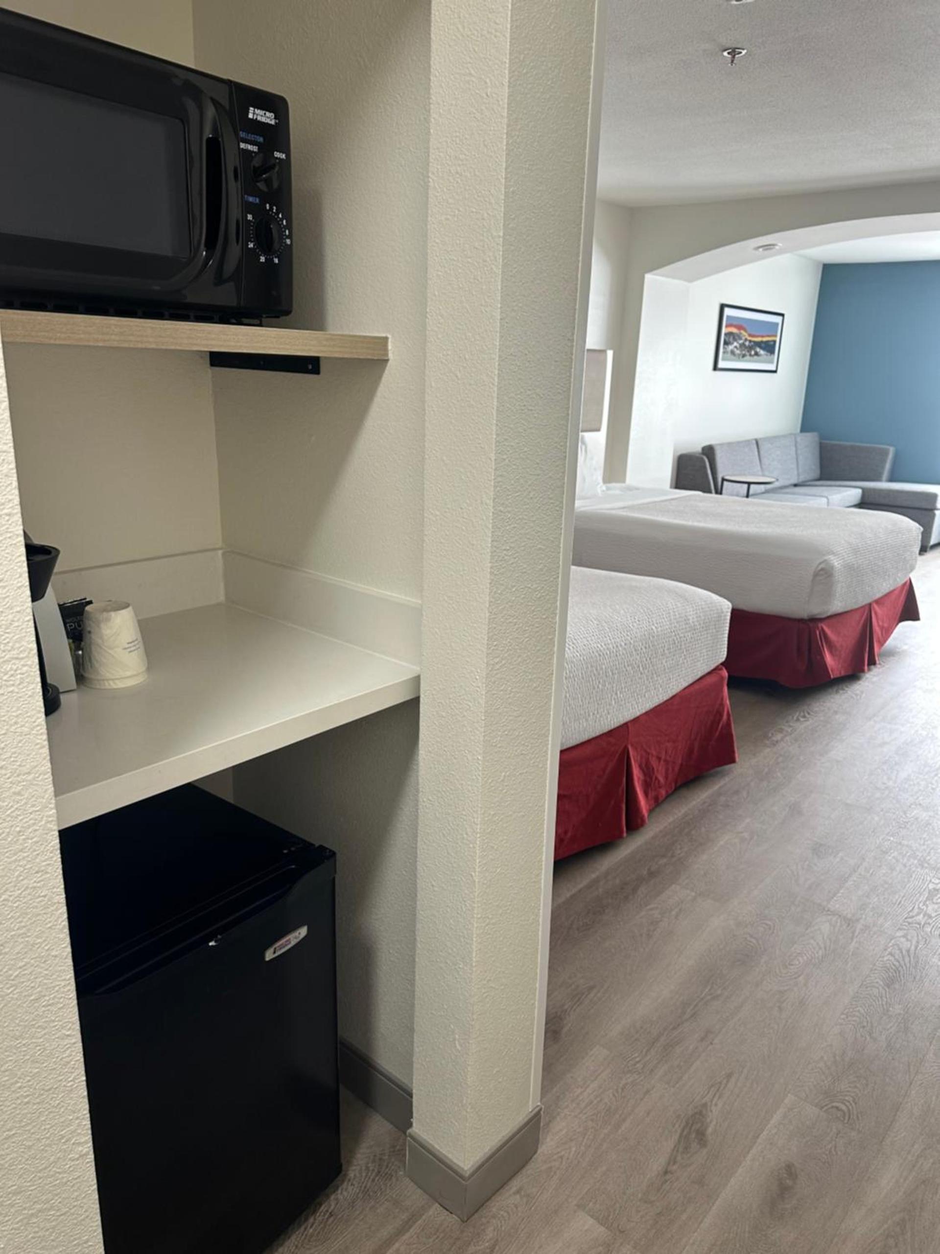 La Quinta Inn & Suites by Wyndham Albuquerque Midtown photo 18