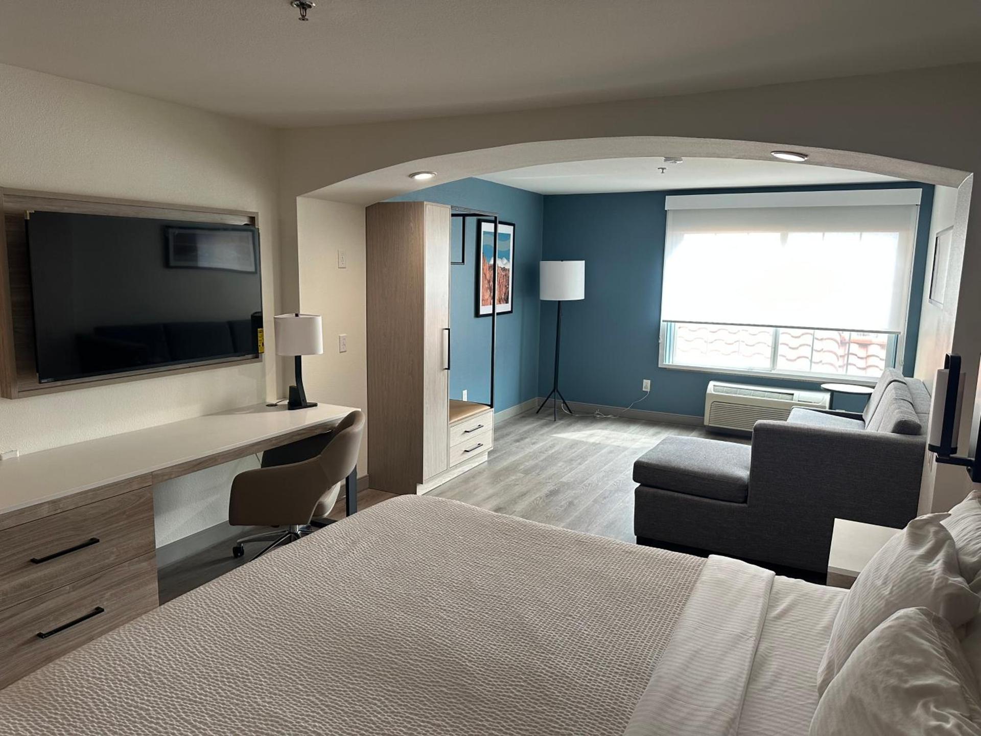 La Quinta Inn & Suites by Wyndham Albuquerque Midtown photo 24