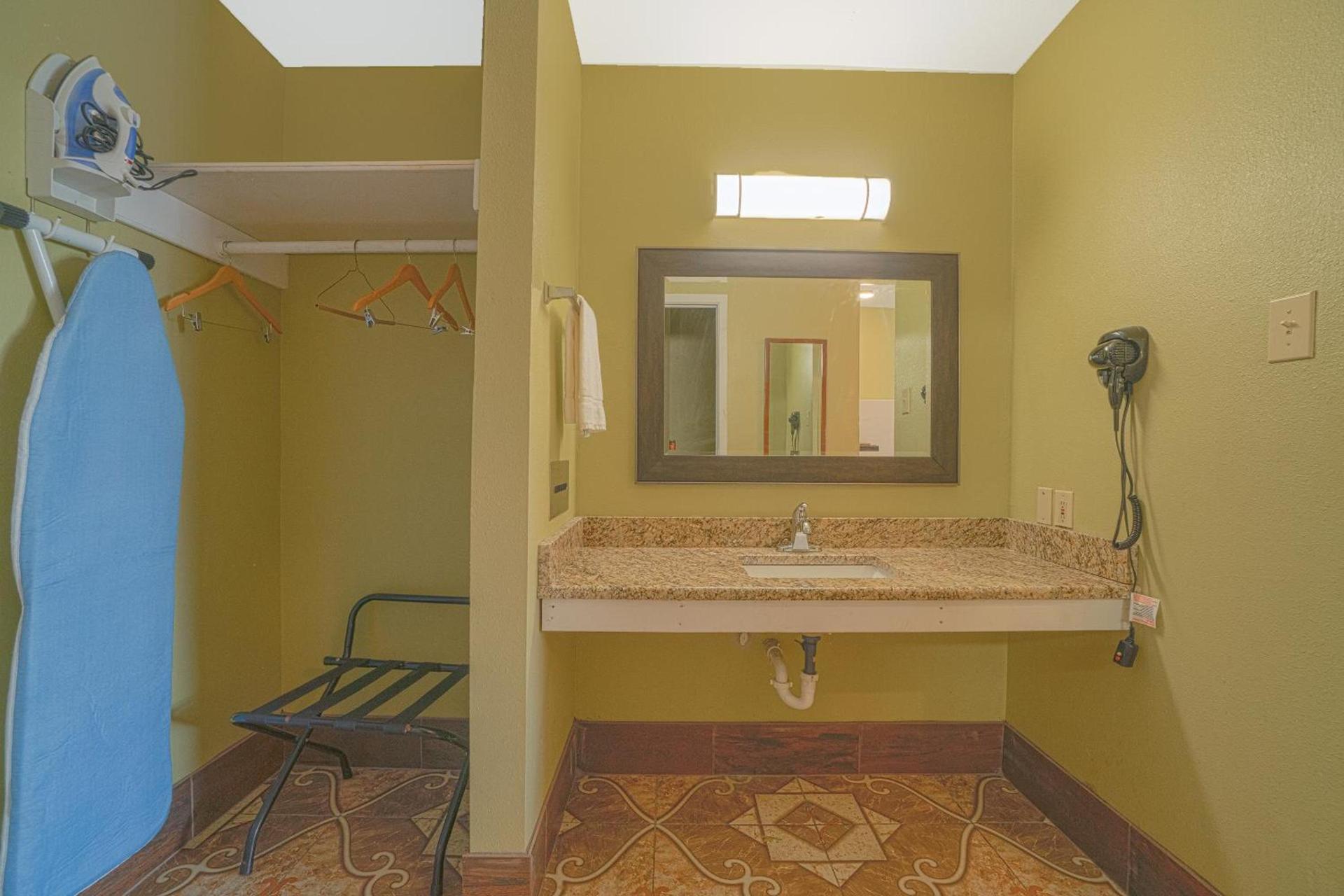 Aransas Bay Inn & Suites Corpus Christi by OYO photo 21