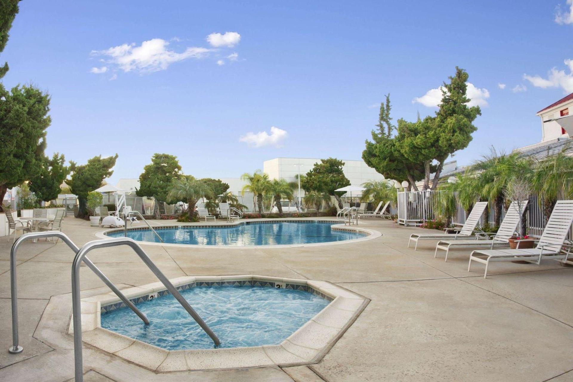 Ramada by Wyndham Torrance photo 3