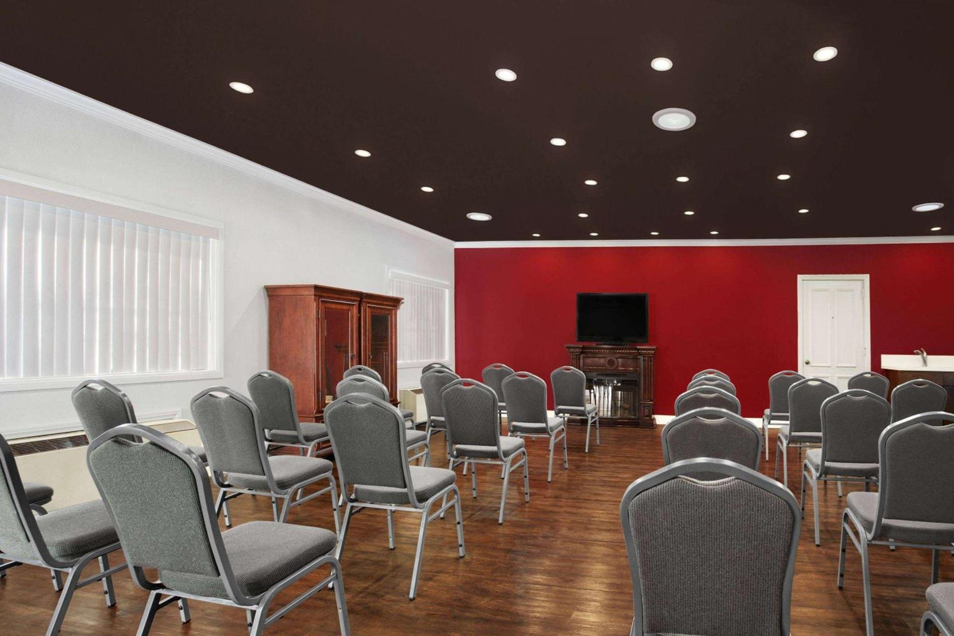 Ramada by Wyndham Torrance photo 7
