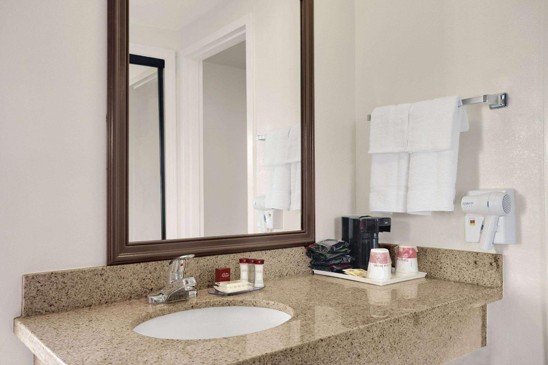 Ramada by Wyndham Torrance photo 5