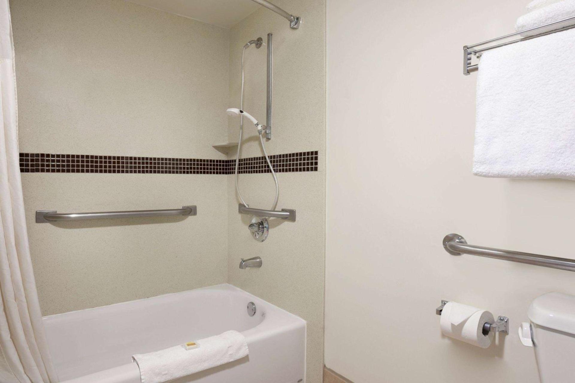 Days Inn & Suites by Wyndham Rancho Cordova photo 6