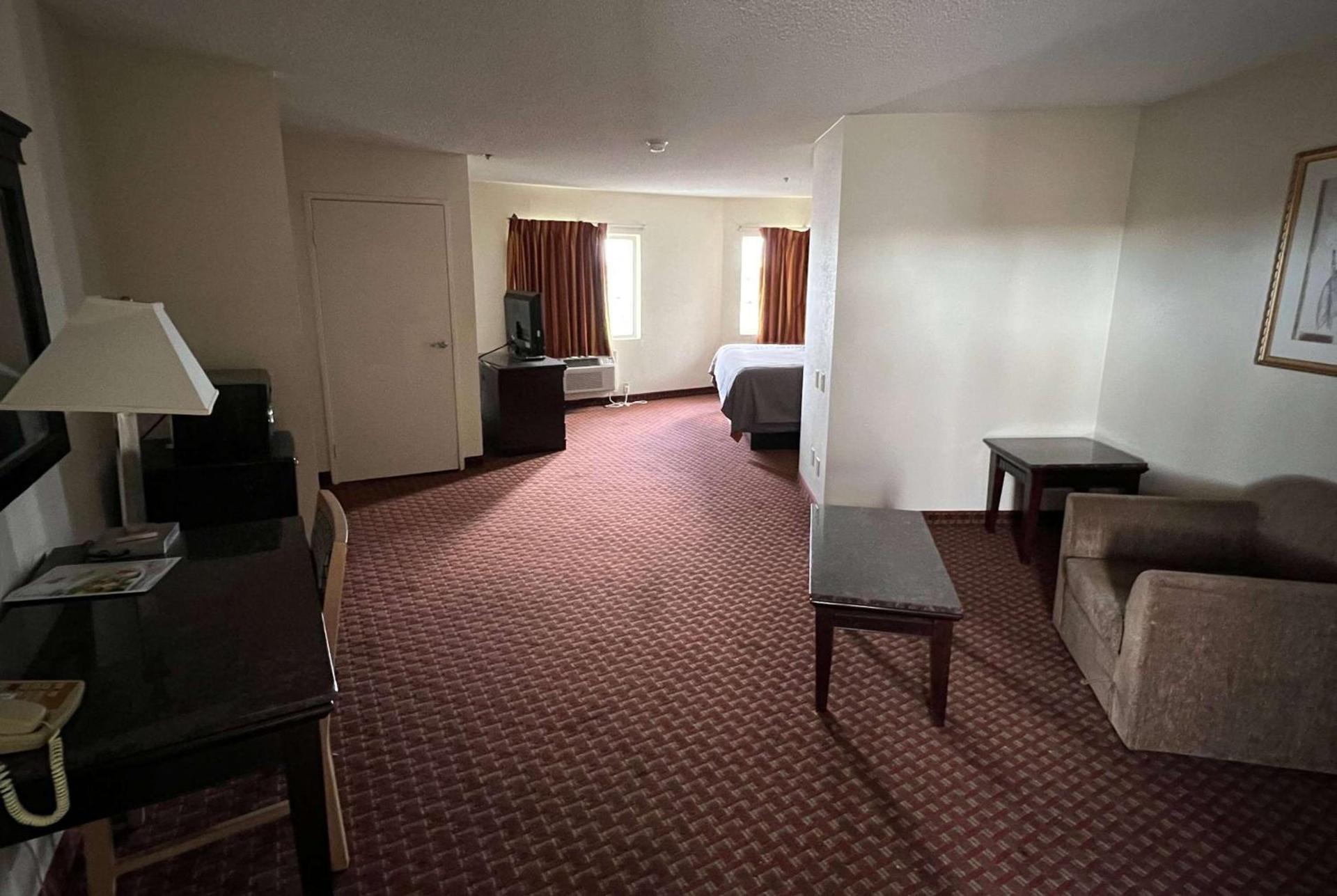 Days Inn & Suites by Wyndham Rancho Cordova photo 11