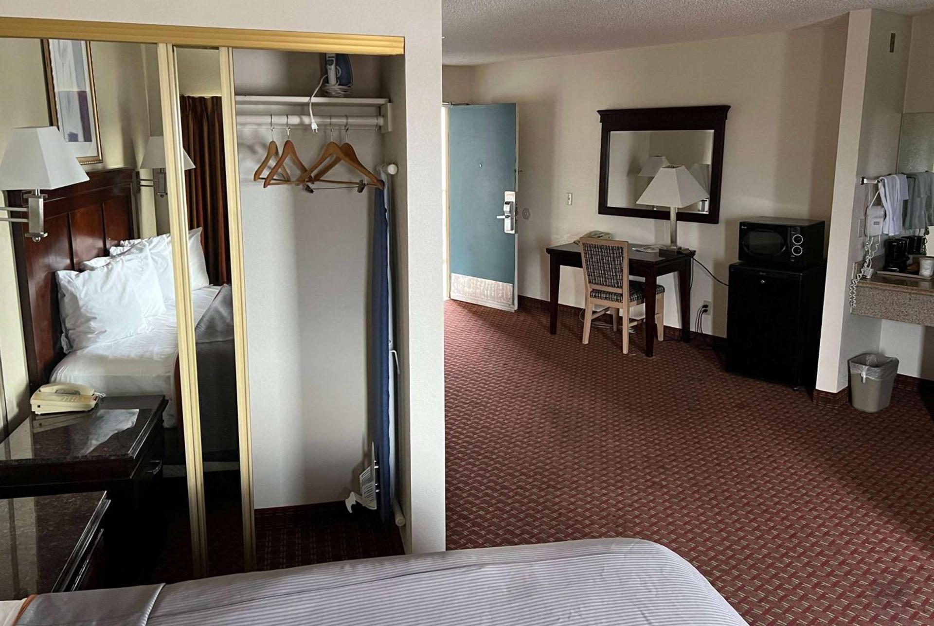 Days Inn & Suites by Wyndham Rancho Cordova photo 12