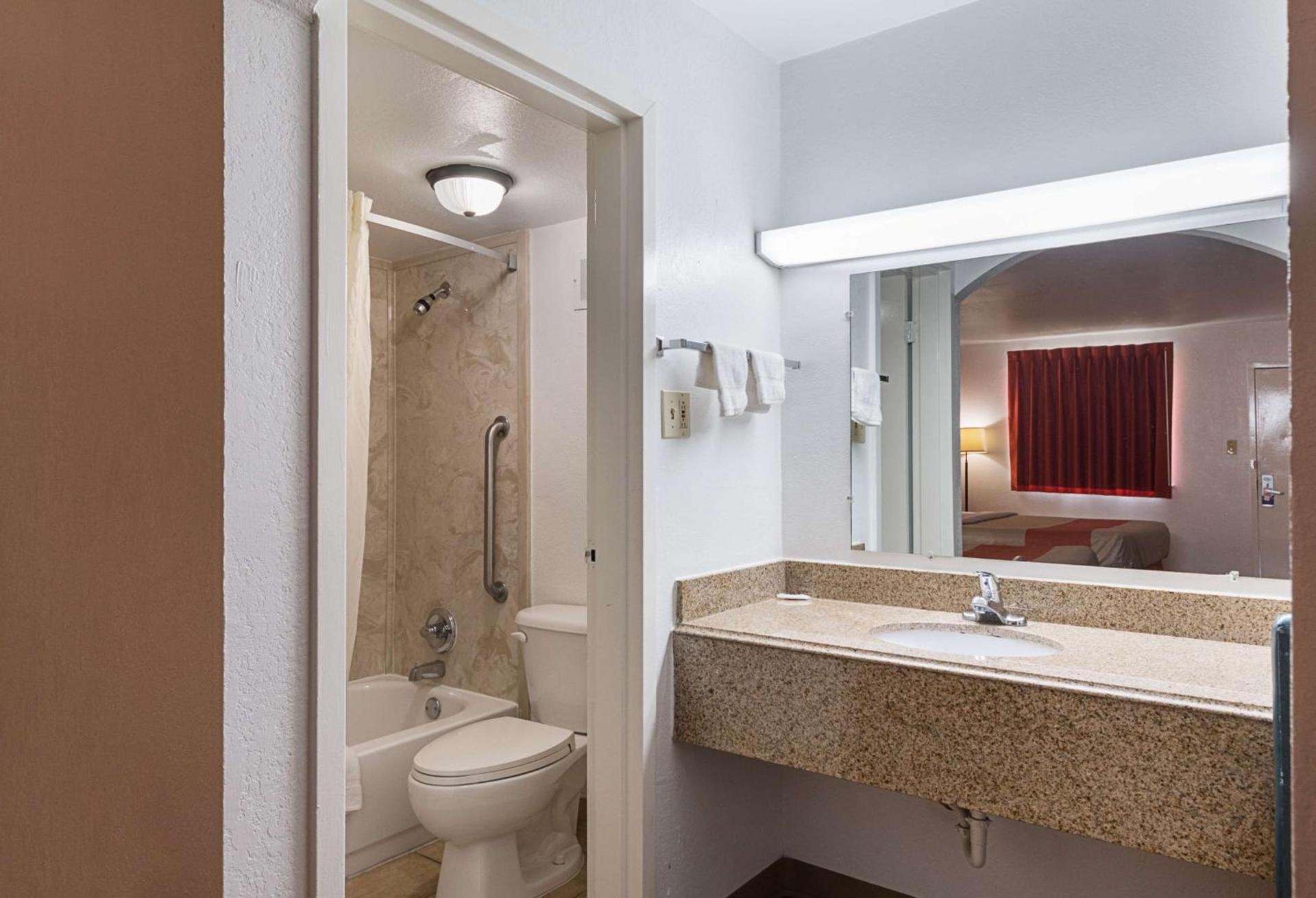 Motel 6 San Antonio TX I10 West photo 24