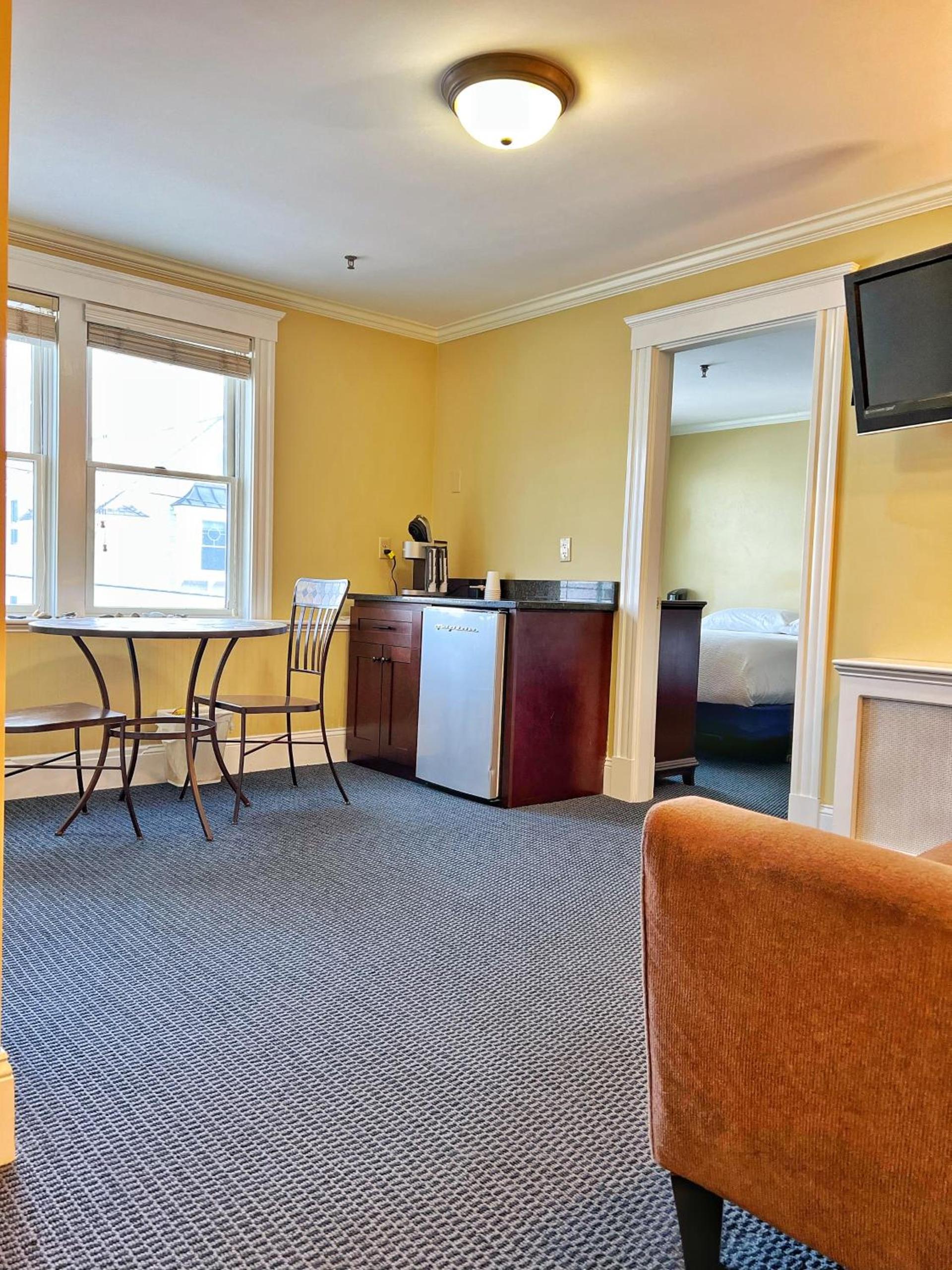 Winthrop Arms Hotel Restaurant Logan Airport photo 2
