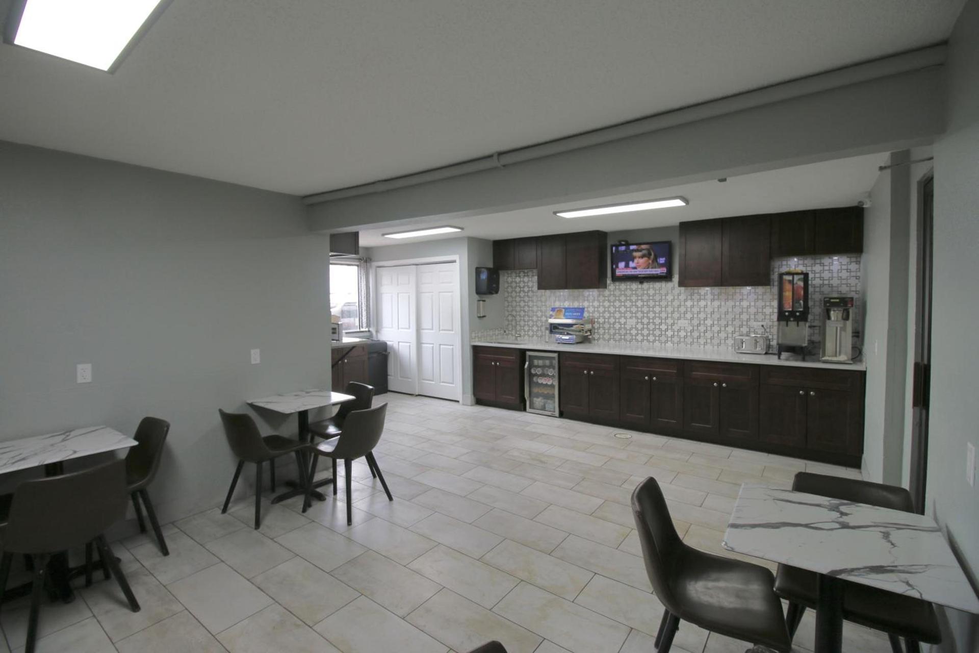 Super 8 by Wyndham Kenosha/Pleasant Prairie photo 40