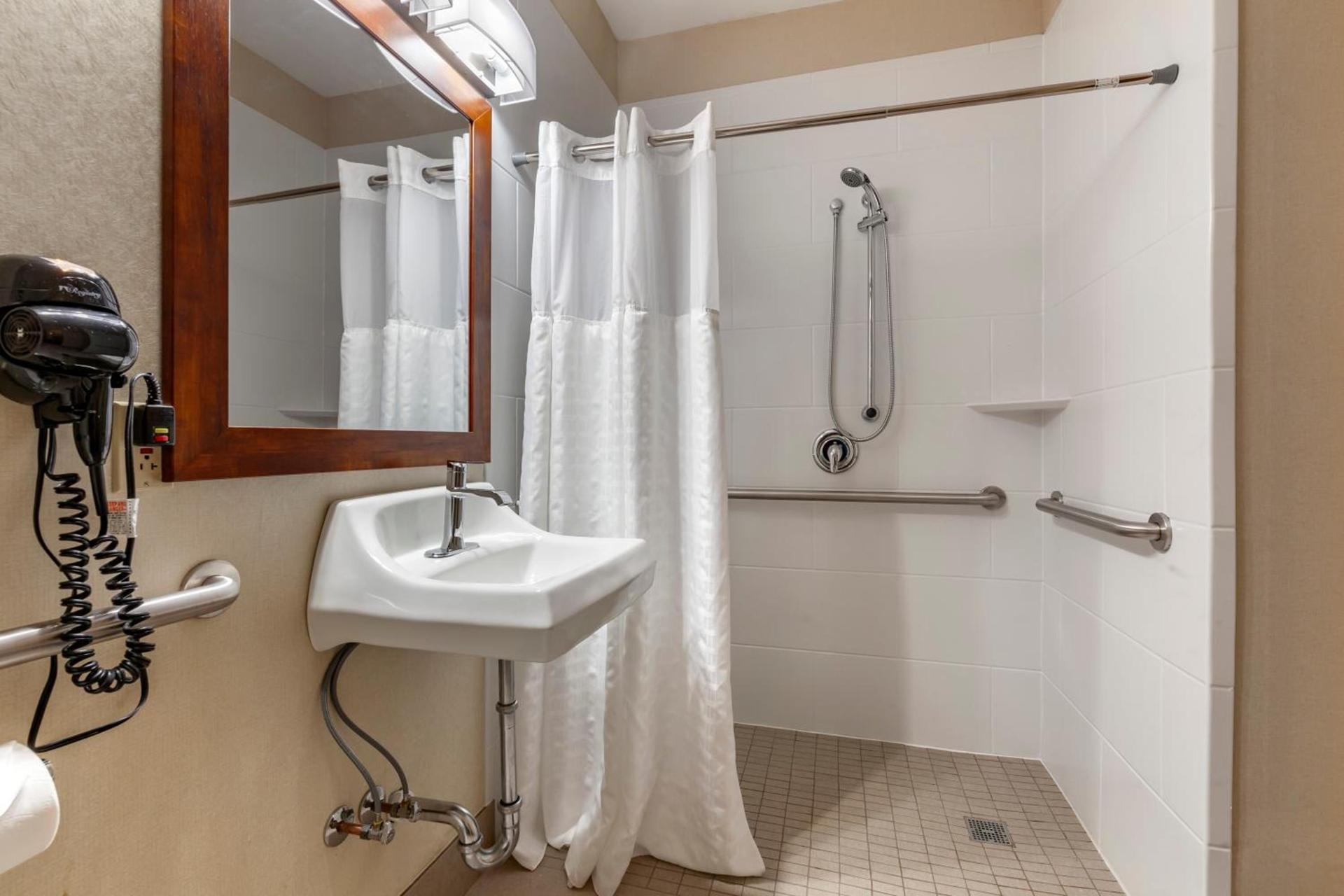 Comfort Inn & Suites Geneva- West Chicago photo 55