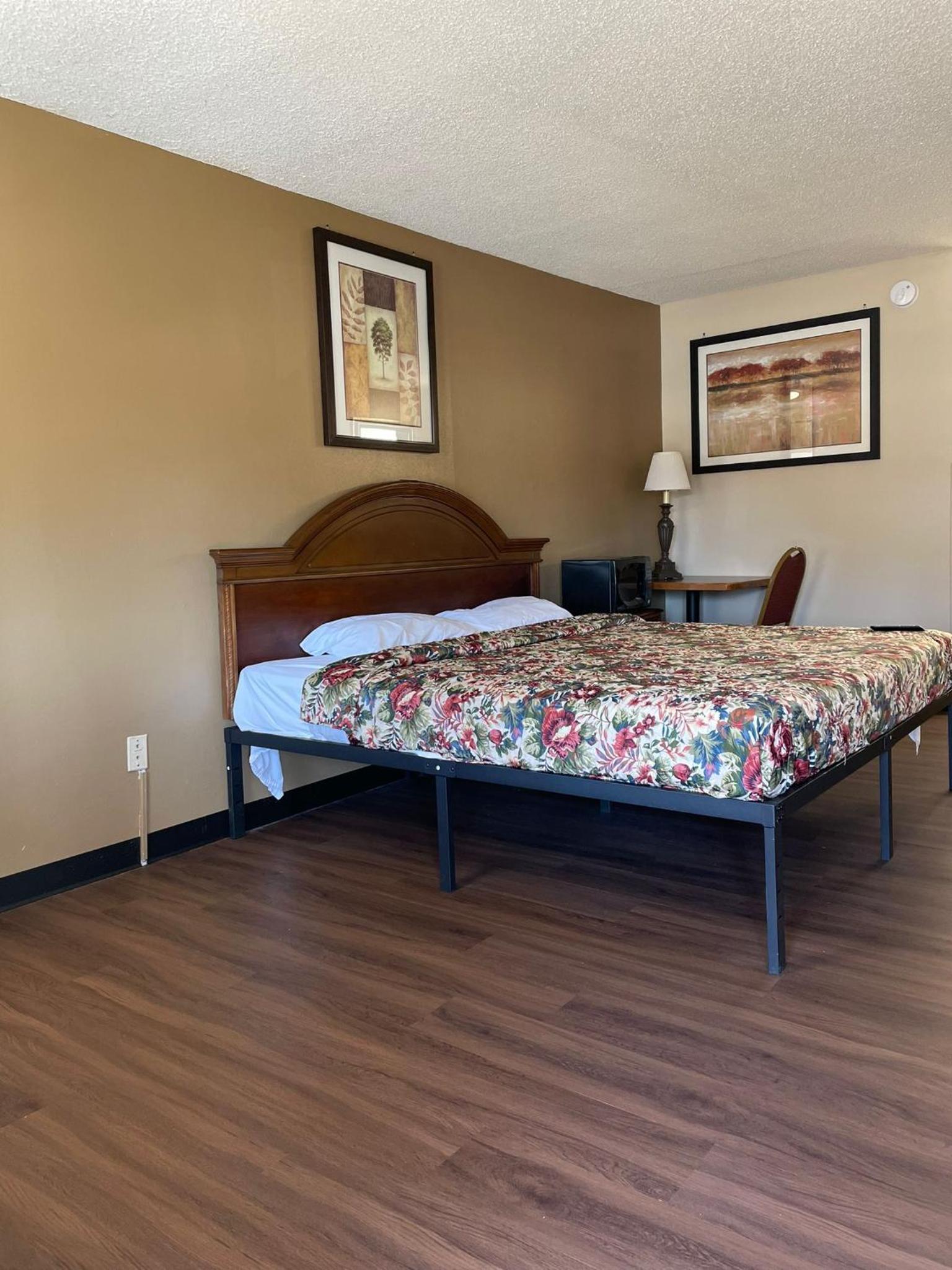 DELUXE INN photo 4