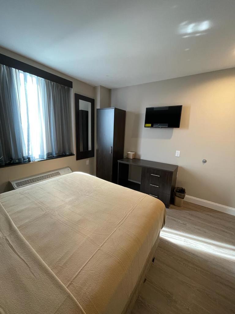 Royal Hotel Bronx photo 3