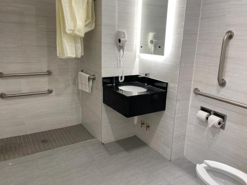 Royal Hotel Bronx photo 7