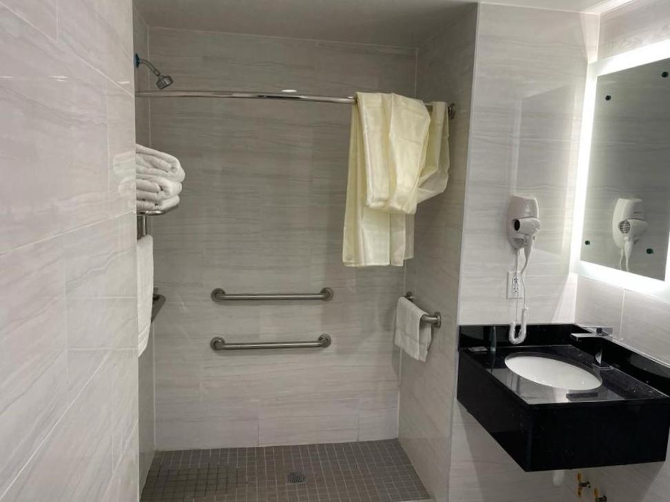Royal Hotel Bronx photo 6