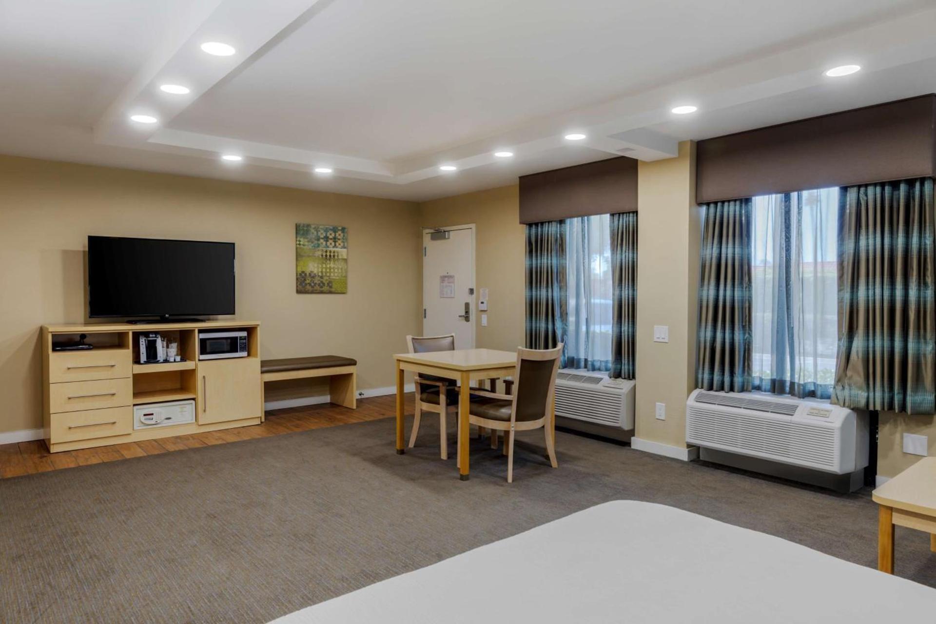 Best Western Plus South Coast Inn photo 24