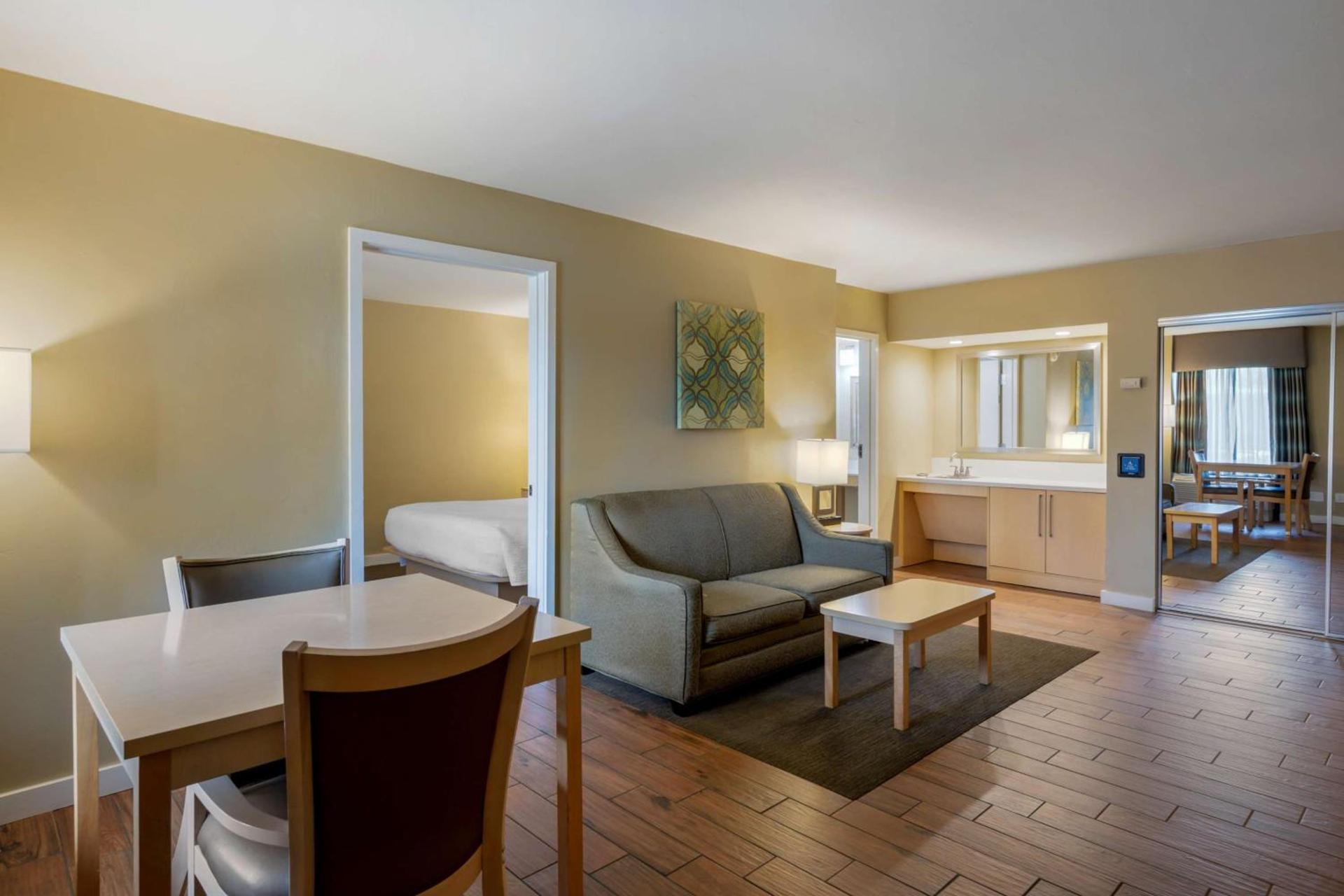 Best Western Plus South Coast Inn photo 28