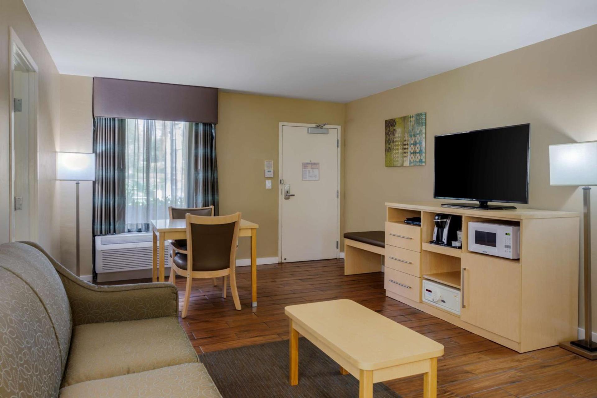 Best Western Plus South Coast Inn photo 27