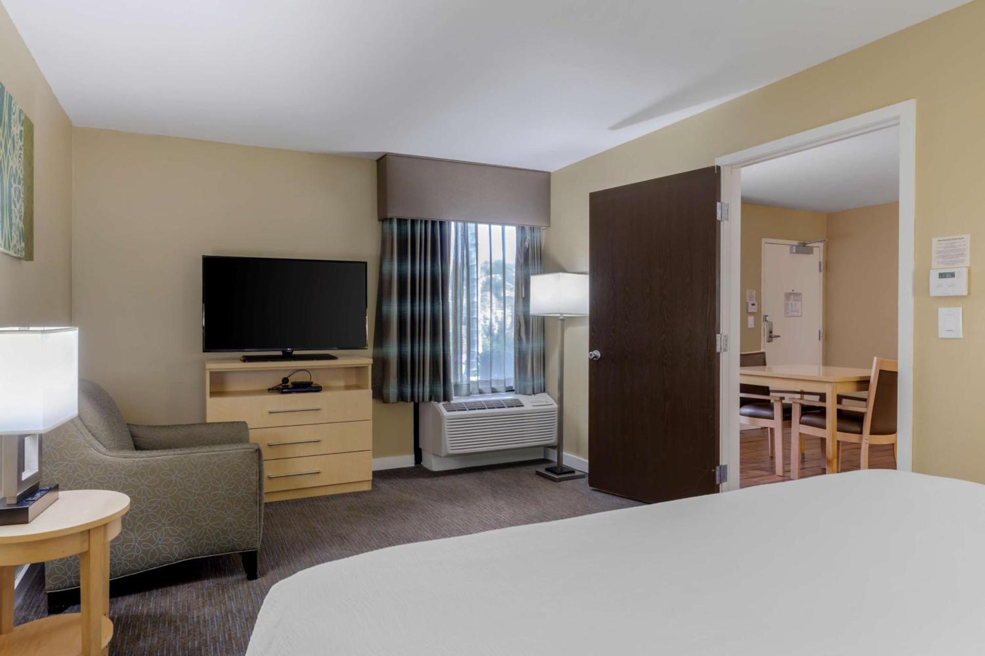 Best Western Plus South Coast Inn photo 31