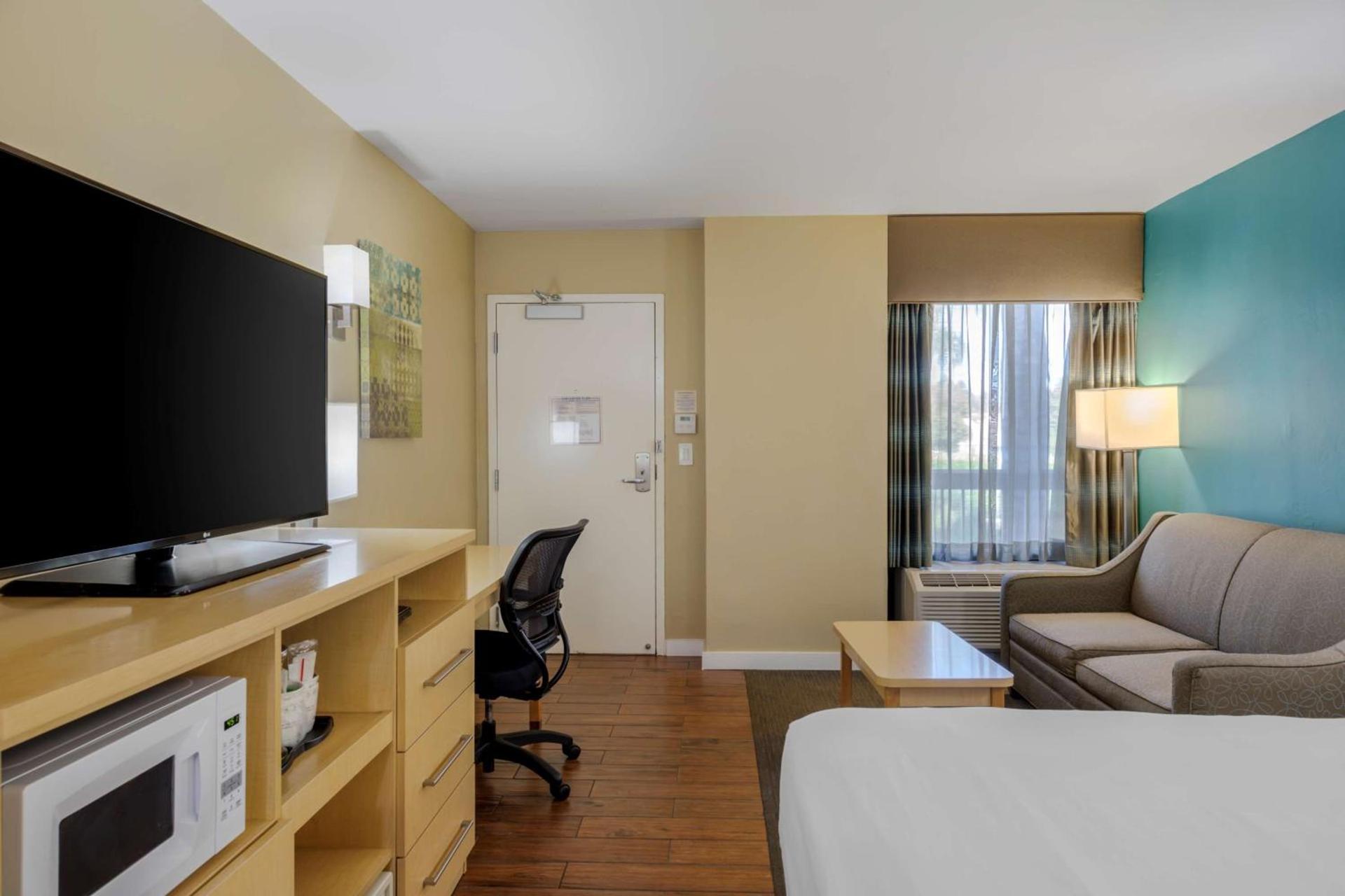 Best Western Plus South Coast Inn photo 35