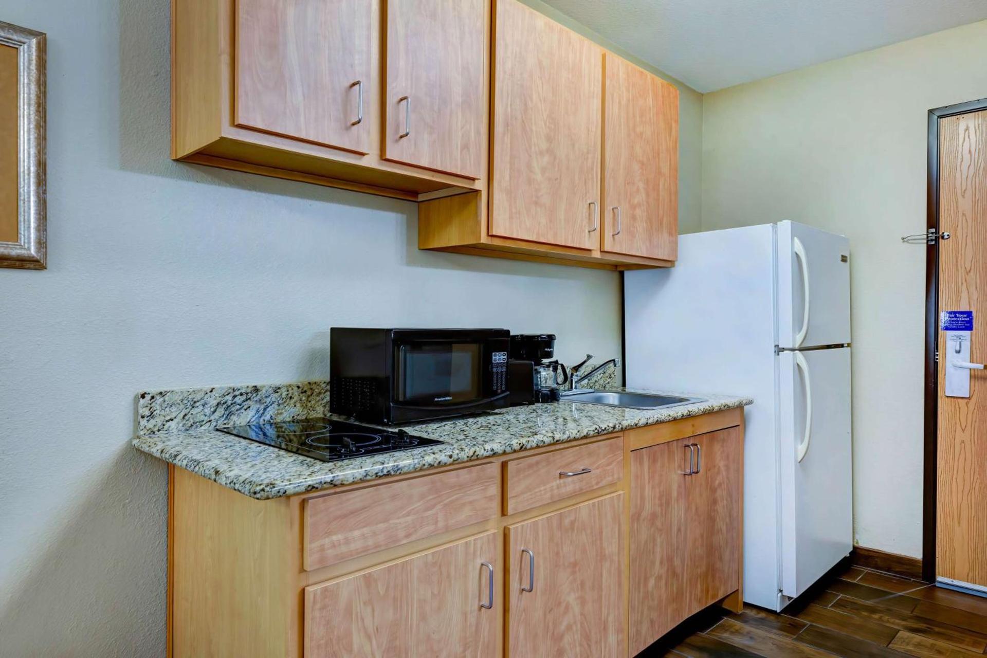 Studio 6 Lenexa - Overland Park photo 11