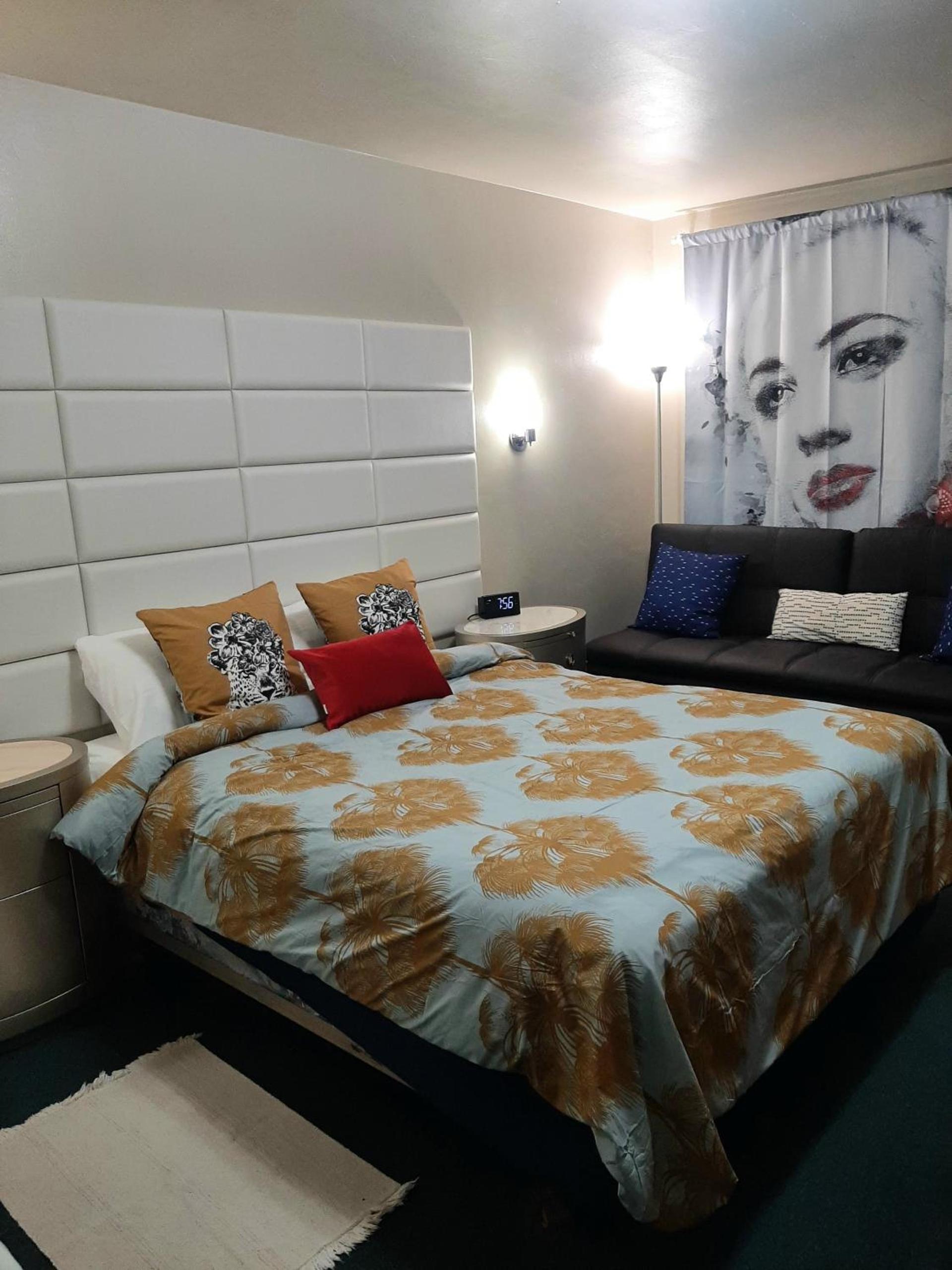 HARRY'S MAN CAVE - A Vintage Motel on the Historic 395 route - The New Star Motel Experience photo 38
