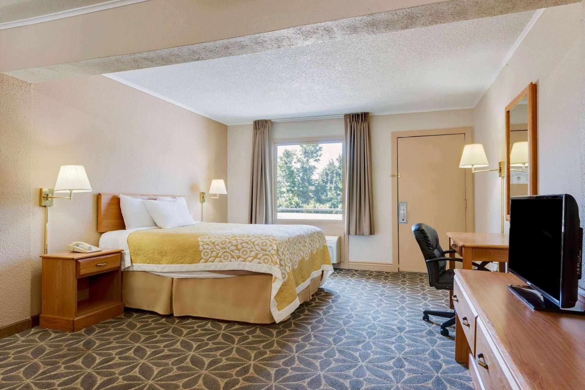 Days Inn by Wyndham Fairmont photo 14
