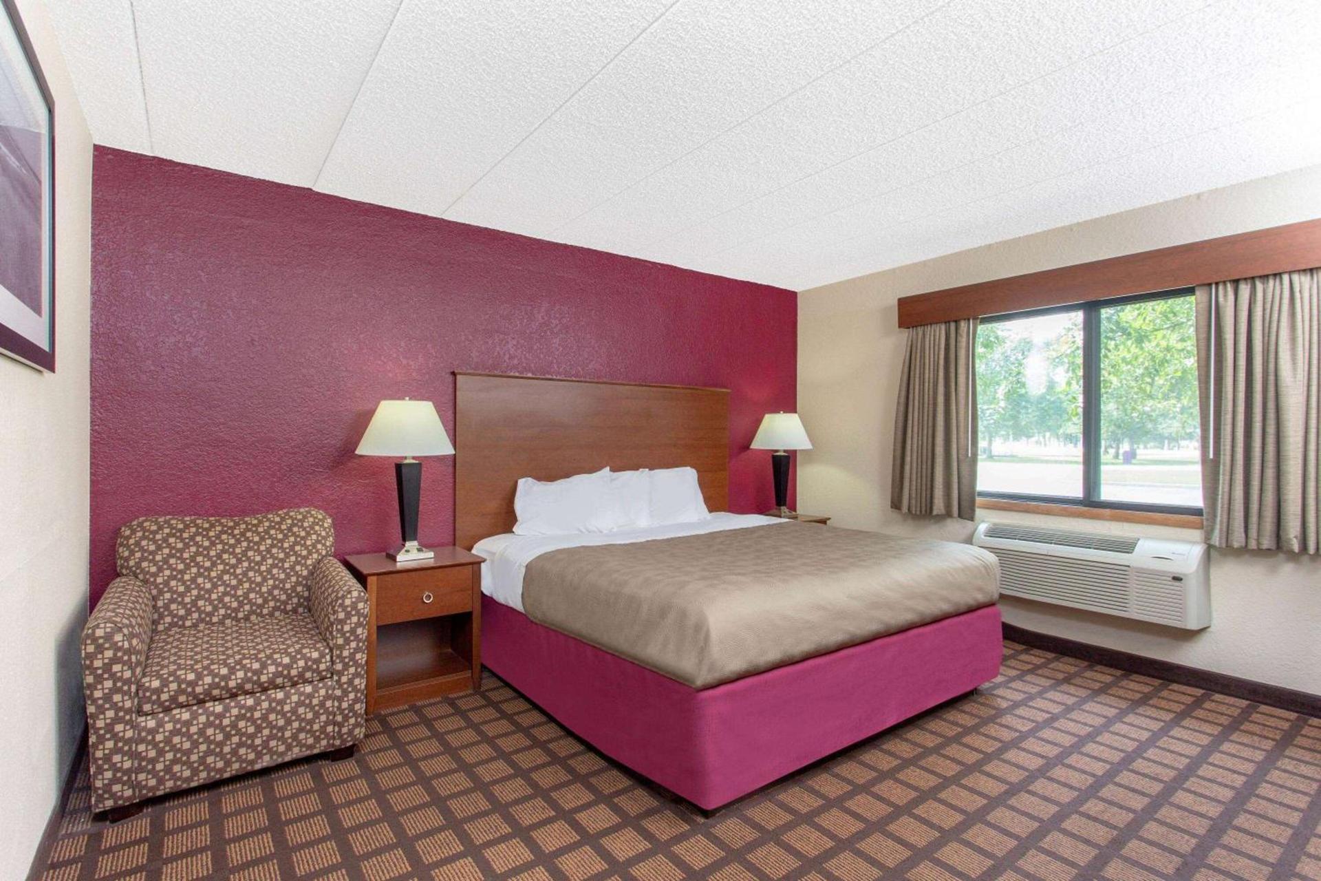 AmericInn by Wyndham Burlington photo 12