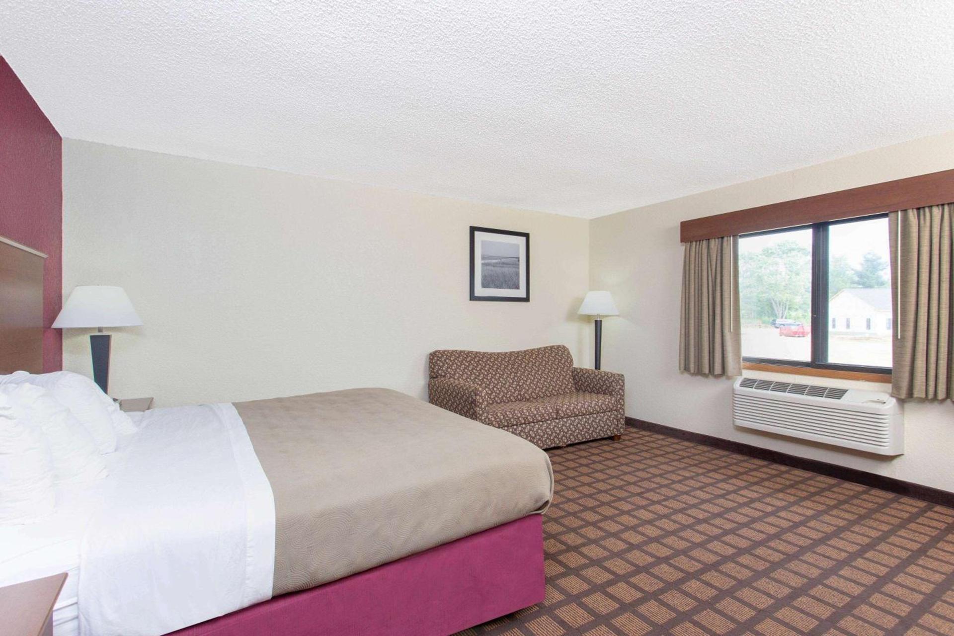 AmericInn by Wyndham Burlington photo 16