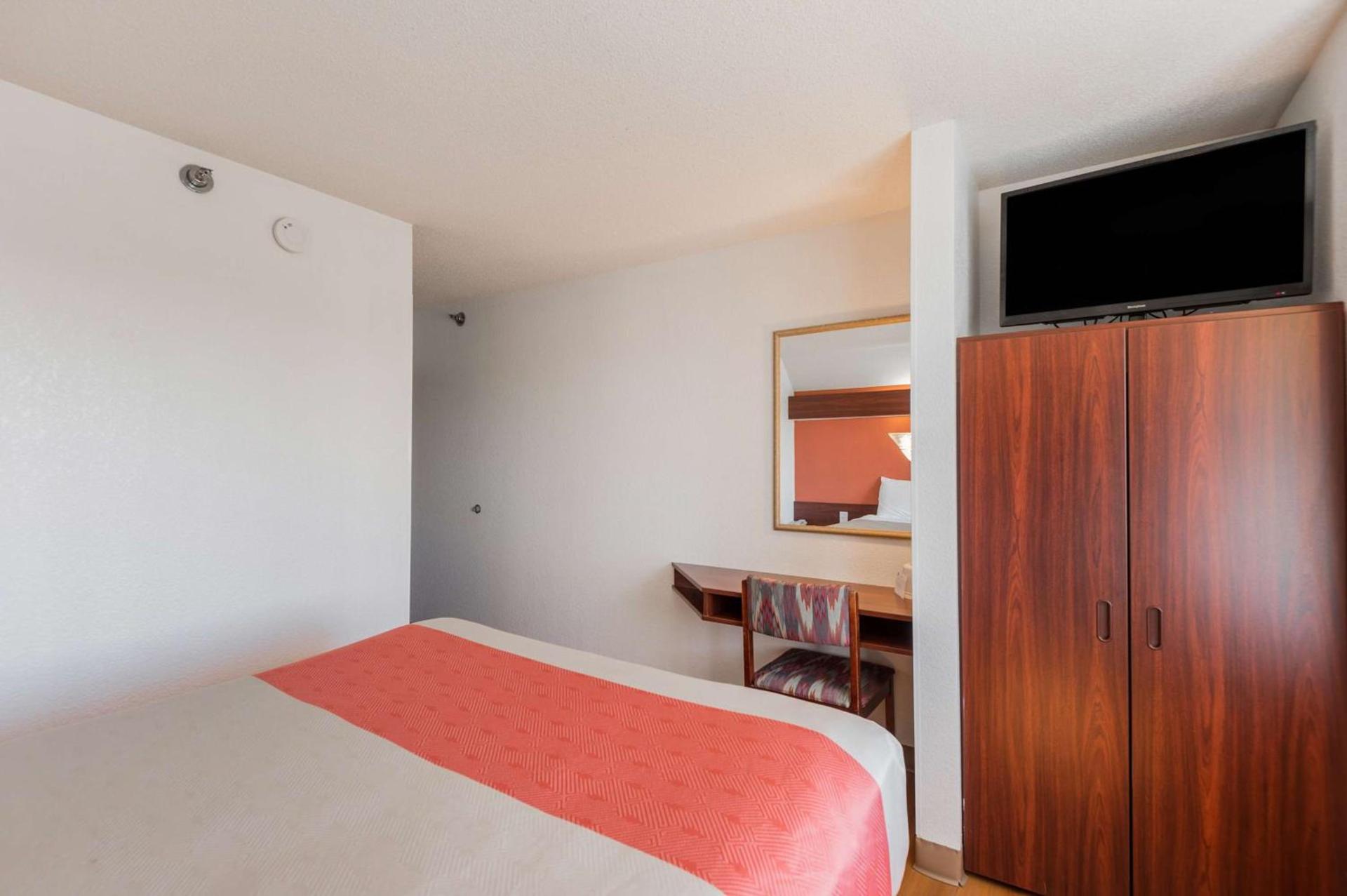 Motel 6-Olathe, KS photo 9