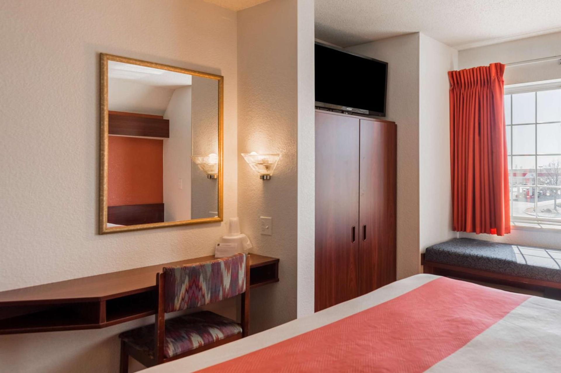 Motel 6-Olathe, KS photo 10