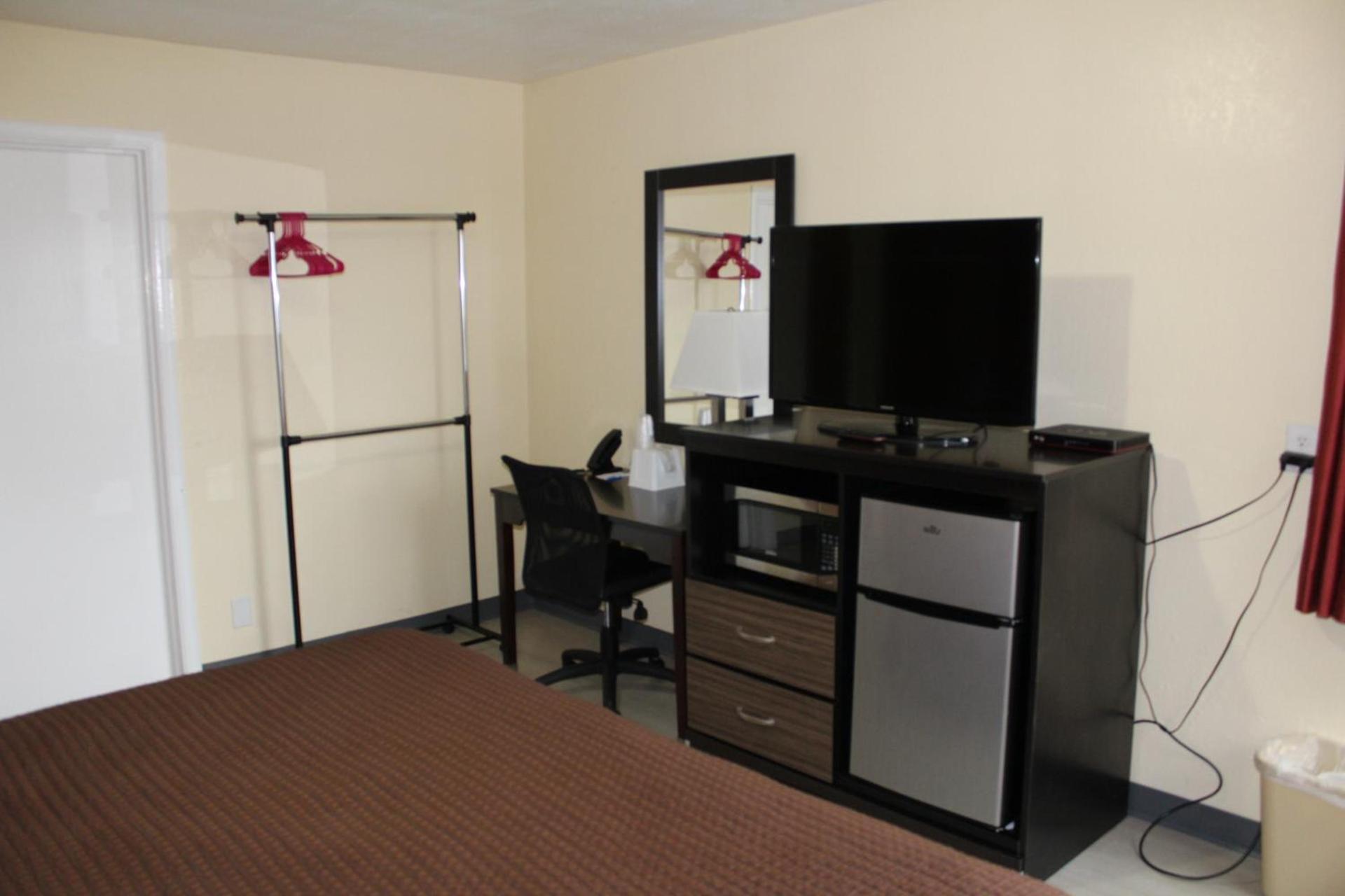 Rodeway Inn Medford South I-5 photo 42