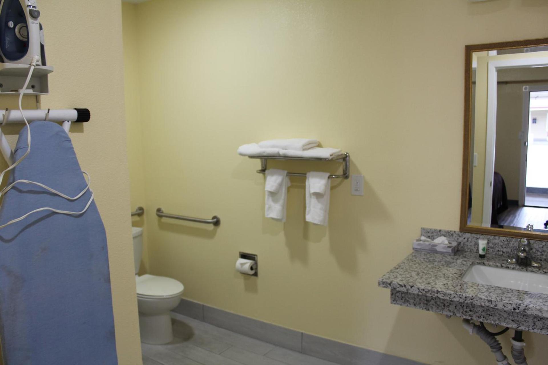 Rodeway Inn Medford South I-5 photo 44