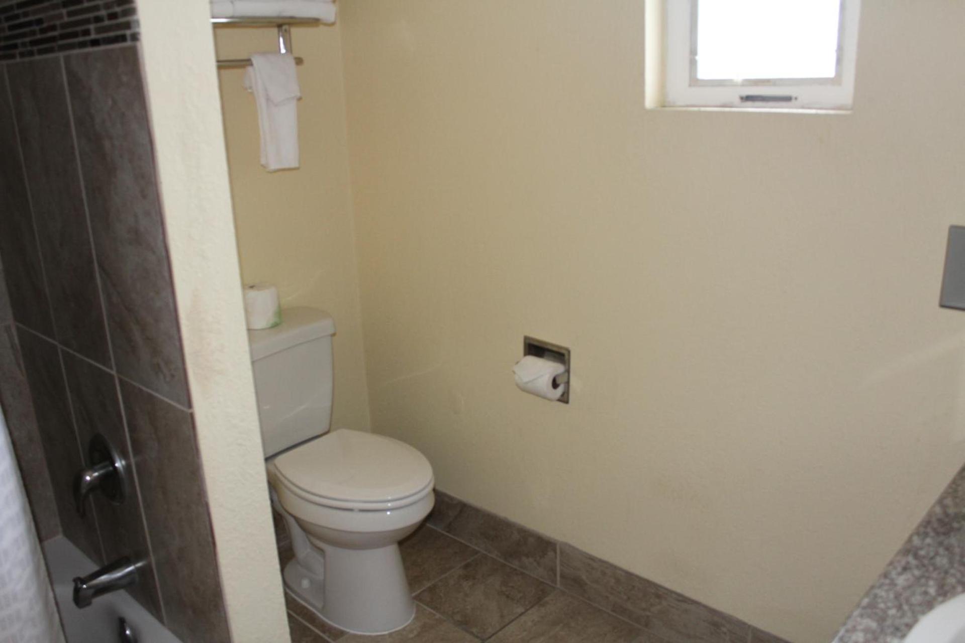 Rodeway Inn Medford South I-5 photo 67