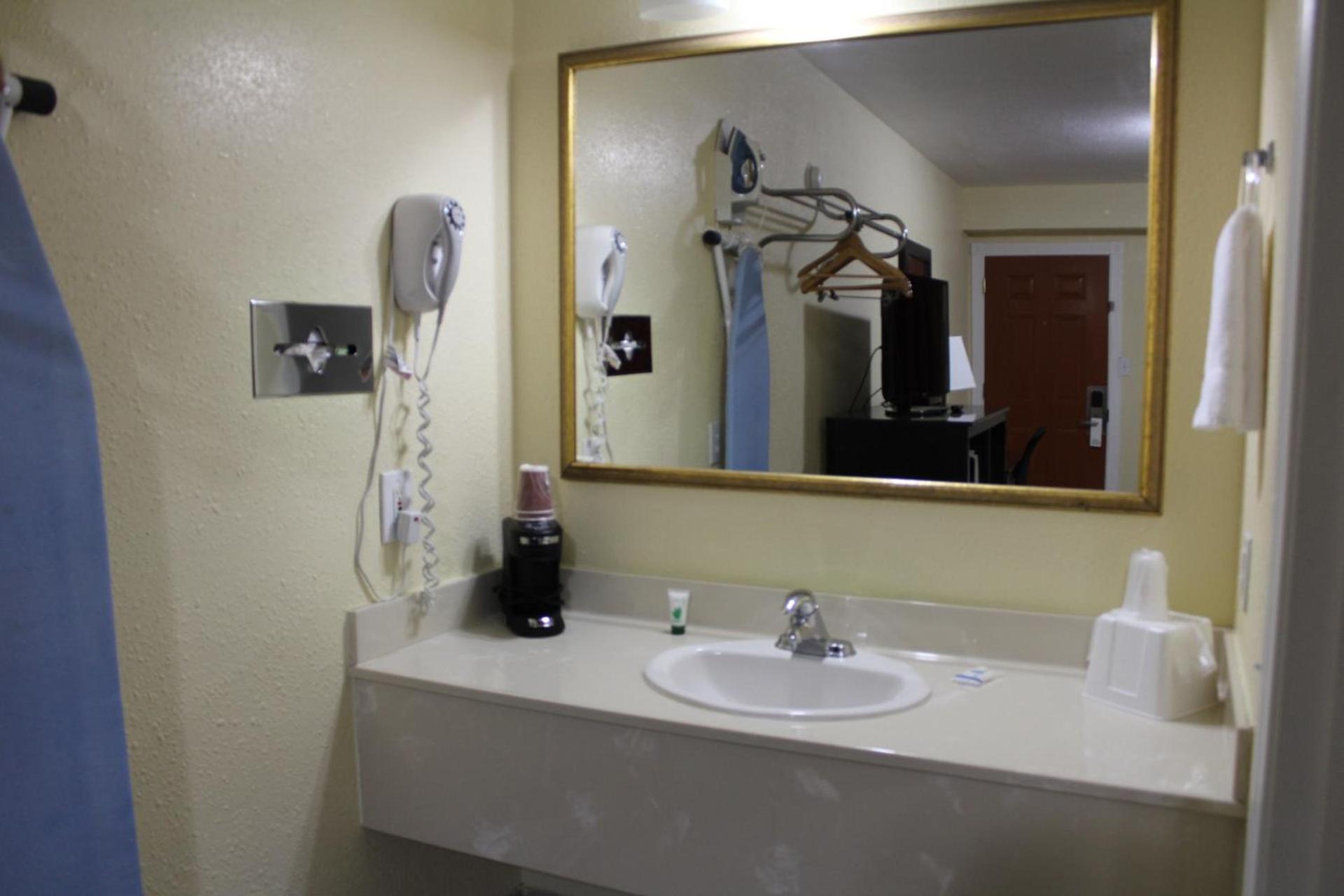Rodeway Inn Medford South I-5 photo 59