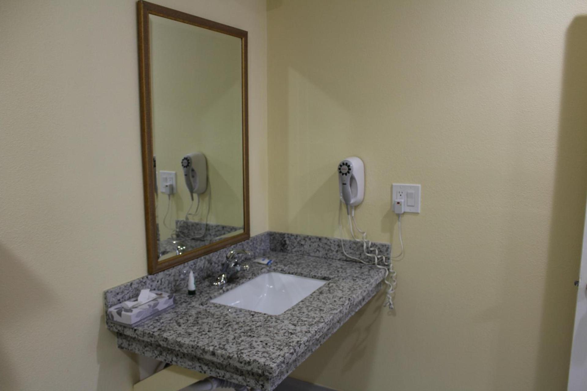 Rodeway Inn Medford South I-5 photo 58