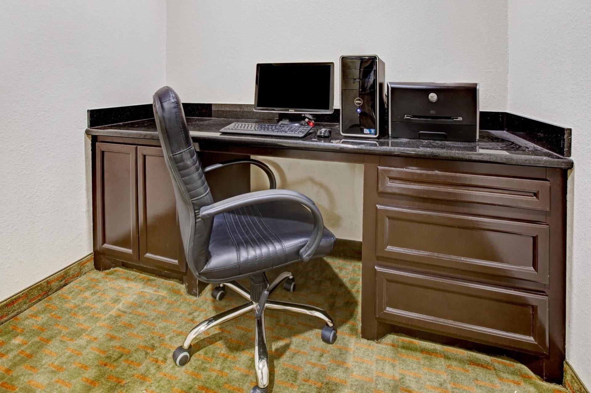 Red Roof Inn La Porte photo 12