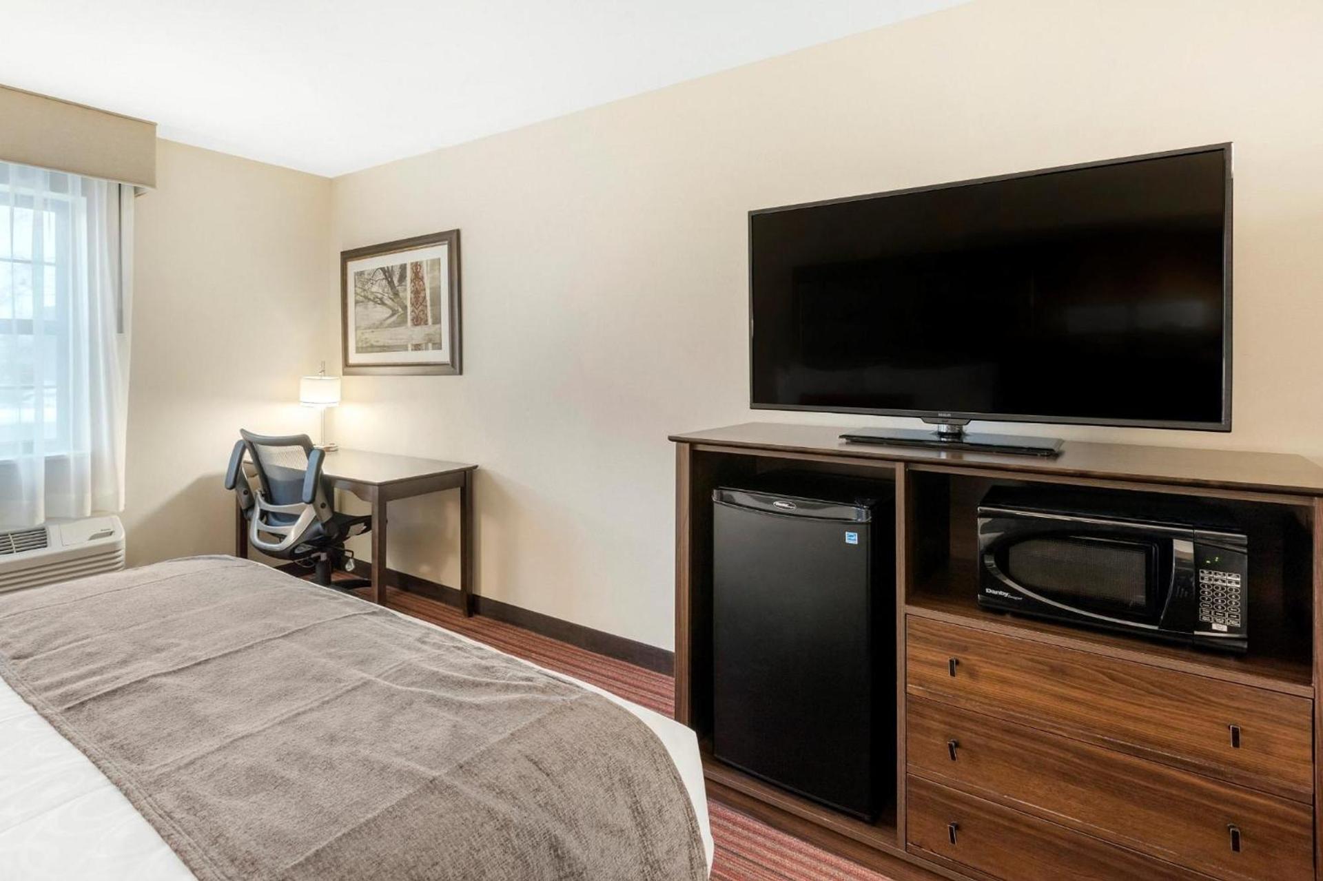 Country Inn & Suites by Radisson, Grandville-Grand Rapids West, MI photo 60