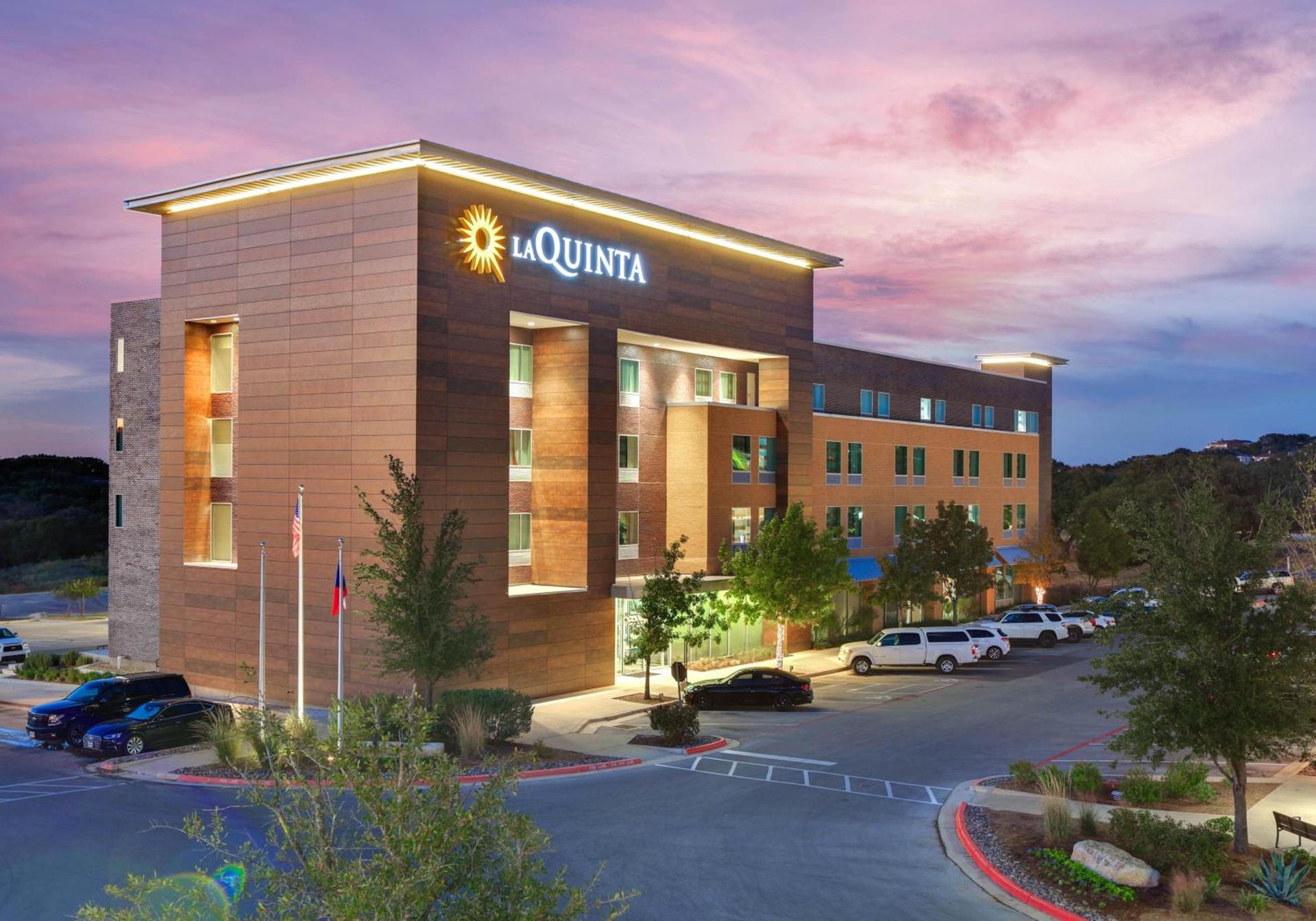 La Quinta Inn & Suites by Wyndham Lakeway photo 26