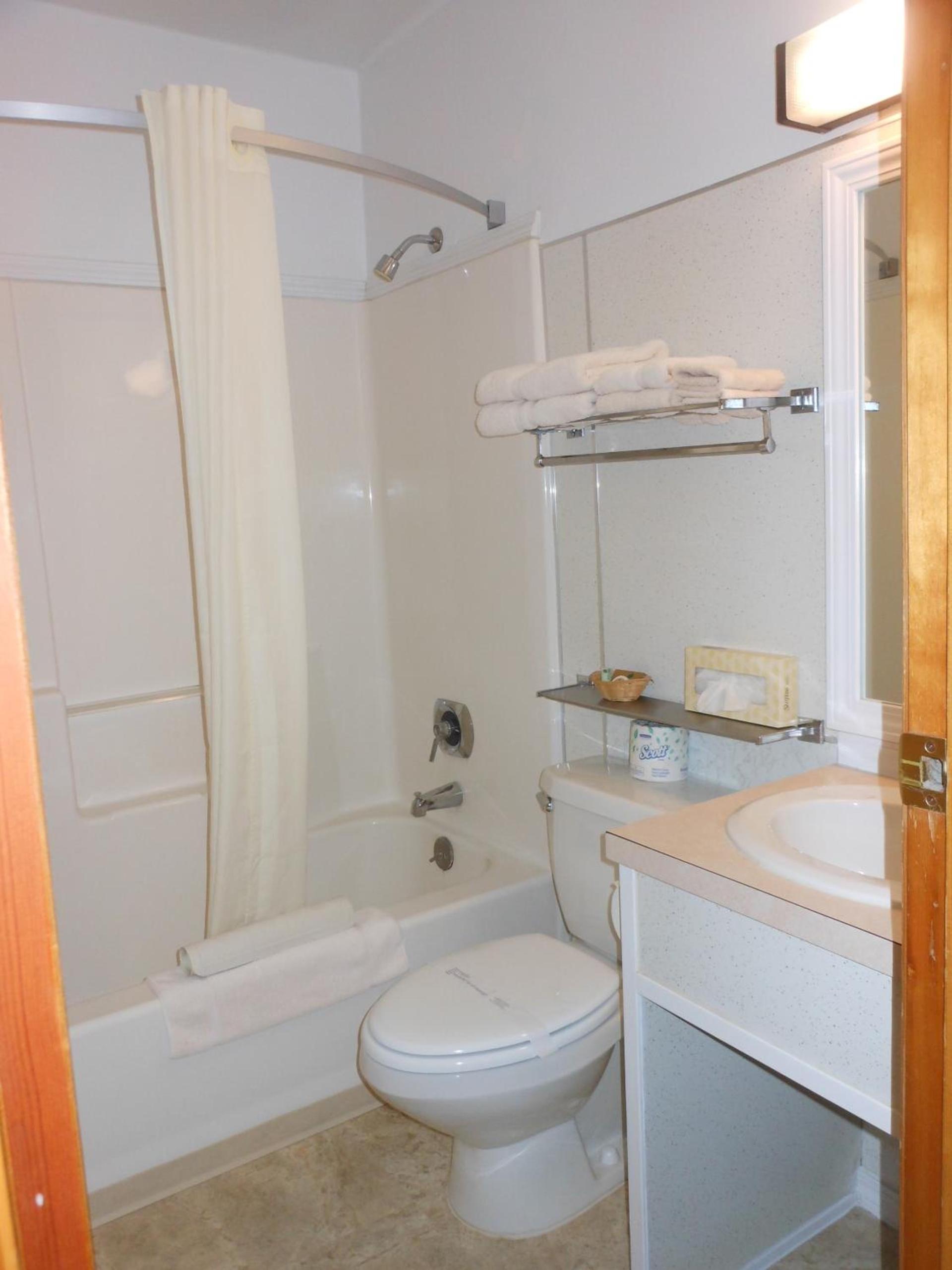 Captain's Choice Motel photo 39