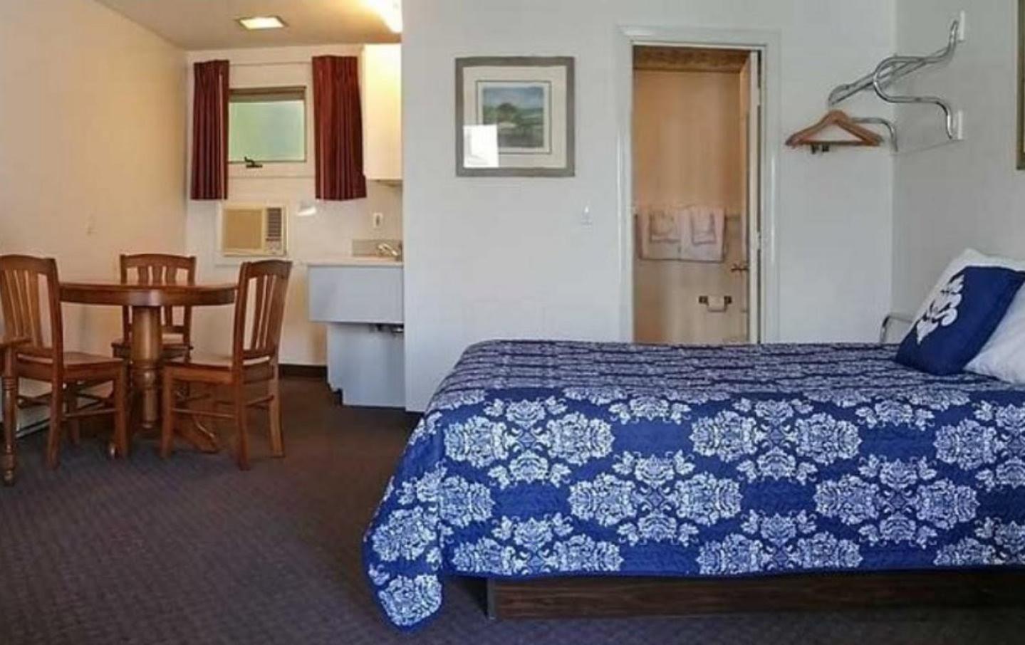 Carriage House Motel Cottages & Suites photo 30