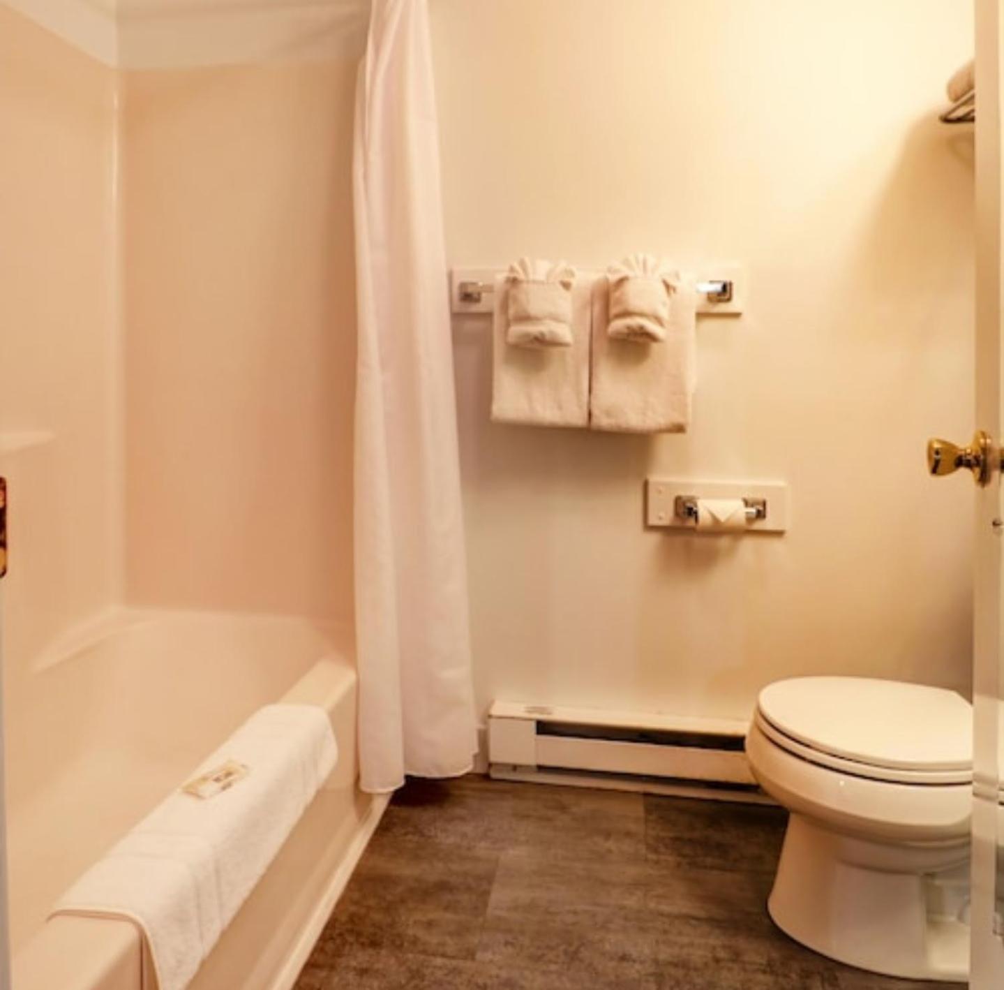 Carriage House Motel Cottages & Suites photo 39