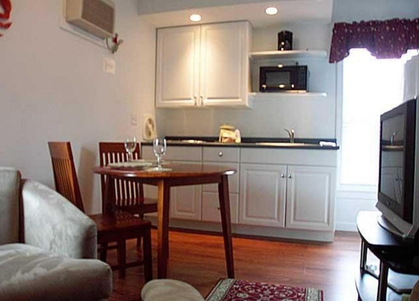 Carriage House Motel Cottages & Suites photo 40