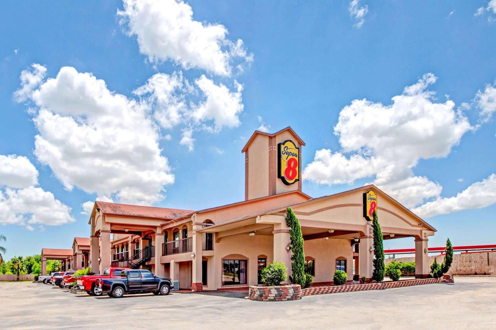 Super 8 by Wyndham Mont Belvieu - Baytown East photo 1